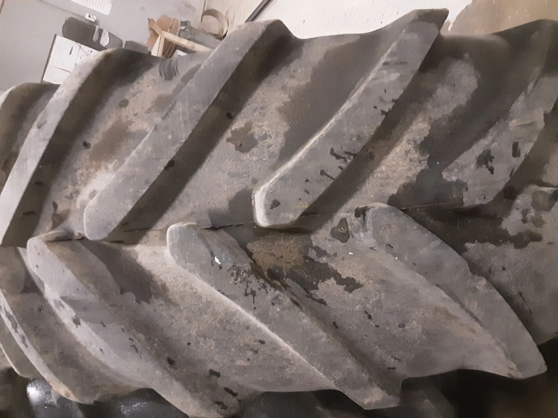 Used 85% 650/65R38 Michelin MultiBib R-1W 157D TL on 18 x 38 10-12-9.5 Inside Dolly Dual image 4