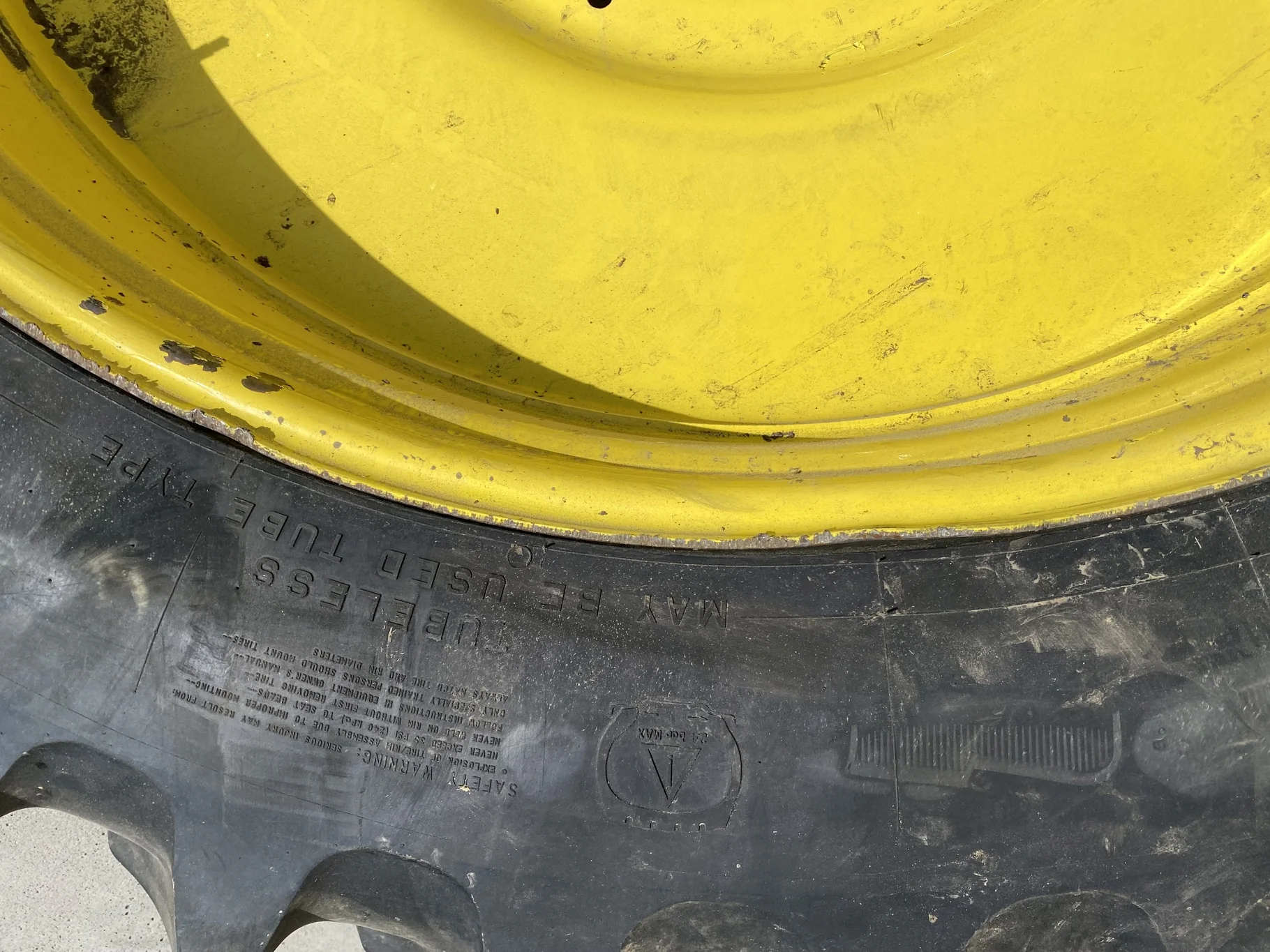 Used 98% 380/90R54 Firestone Radial 9000 R-1W (152B) TL on a 12 x 54 JD Yellow 10 Bolt (.937) image 4