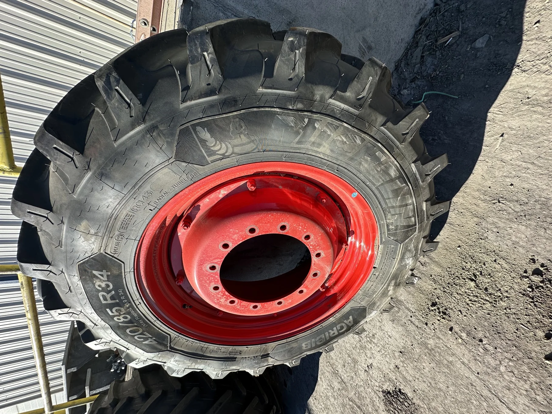 Take Off 420/85R34 (16.9R34) Michelin AgriBib 2 R-1W 147A8/147B TL on a 14 X 34 Fendt 12 Bolt Waffle