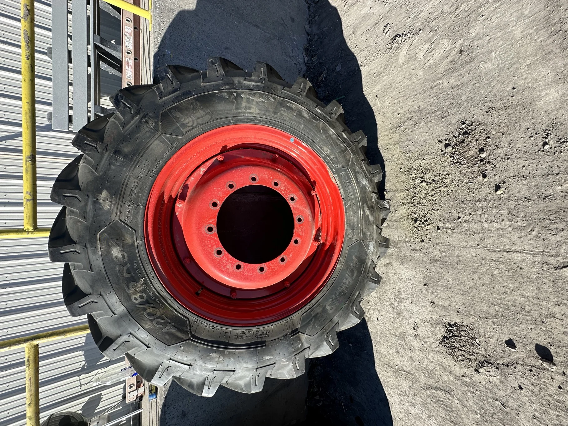 Take Off 420/85R34 (16.9R34) Michelin AgriBib 2 R-1W 147A8/147B TL on a 14 X 34 Fendt 12 Bolt Waffle image 2