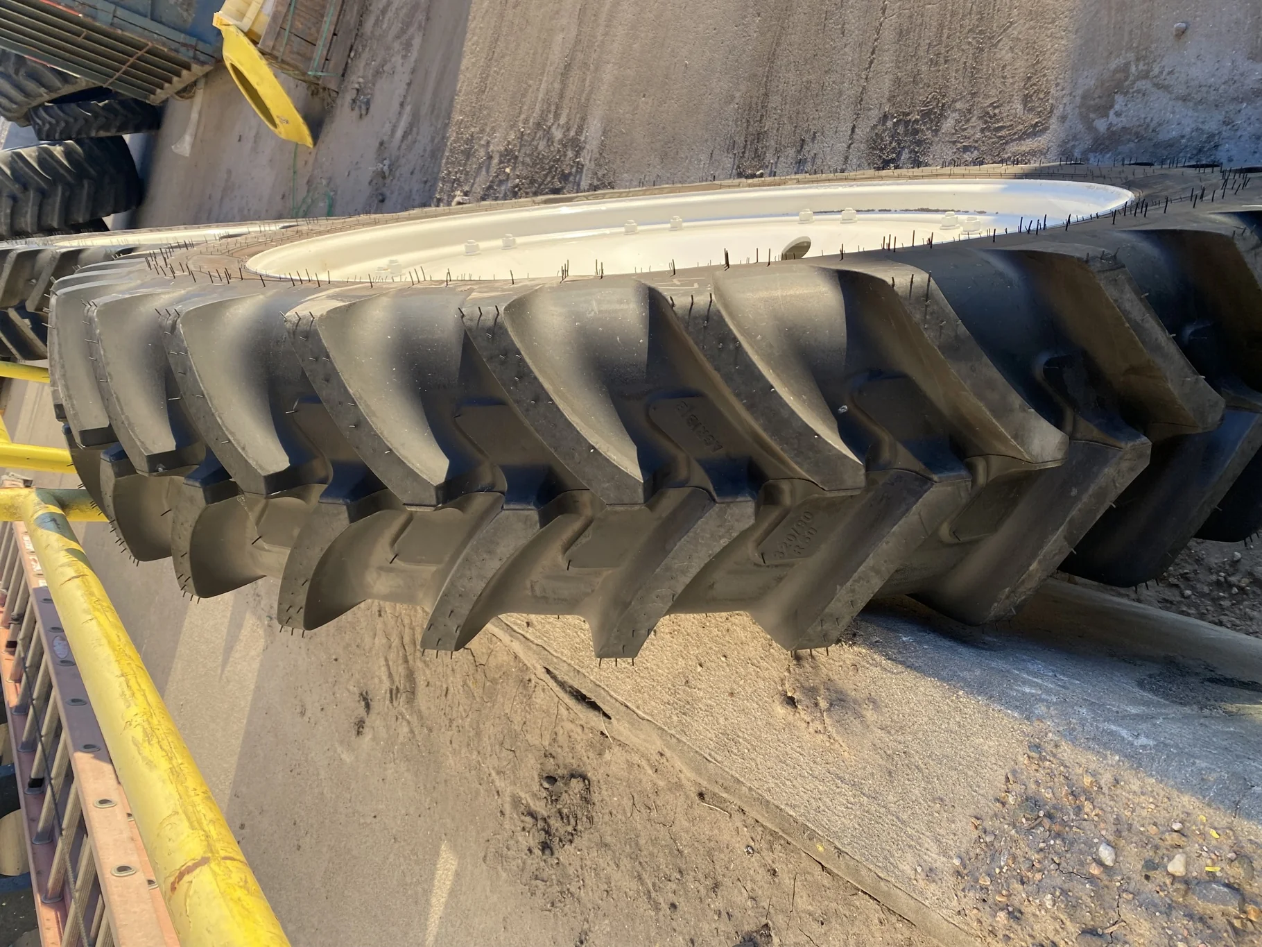 Take Off  IF 320/90R50 Michelin AgriBib Row Crop R-1W 158A8 TL on a 10 X 50 NH White 16 Bolt image 3