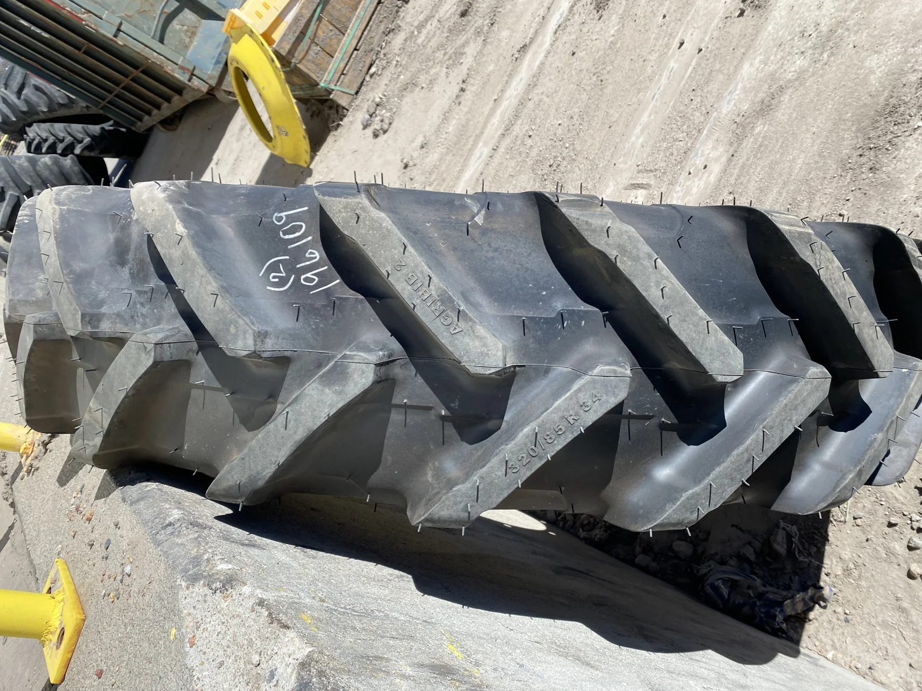 Take Off 320/85R34 (12.4R34) Michelin AgriBib 2 R-1W 133A8/133B TL on a 10 X 34 NH White 12 bolt wh image 3