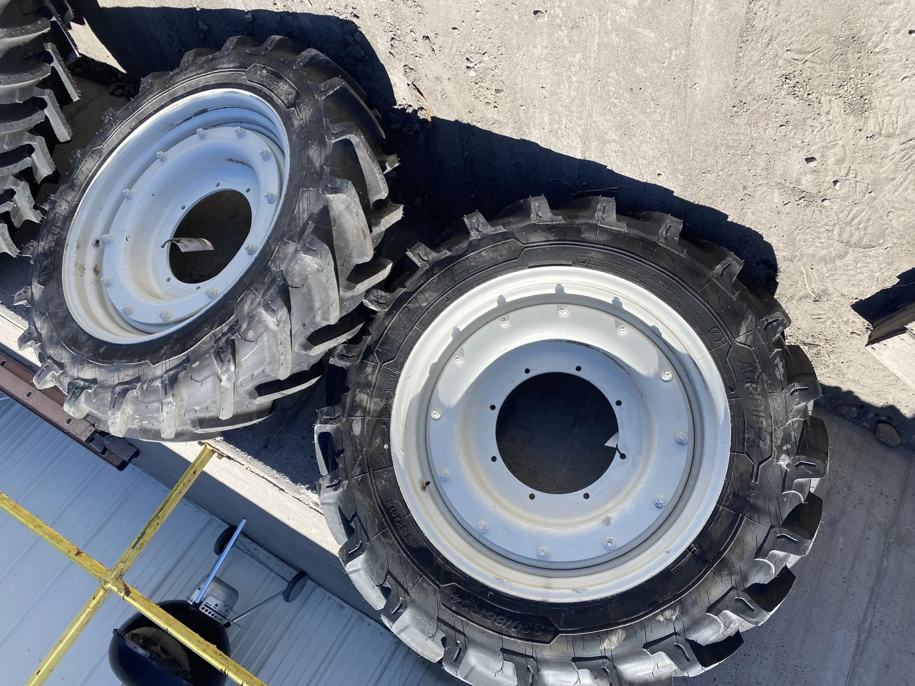 Take Off 320/85R34 (12.4R34) Michelin AgriBib 2 R-1W 133A8/133B TL on a 10 X 34 NH White 12 bolt wh image 2