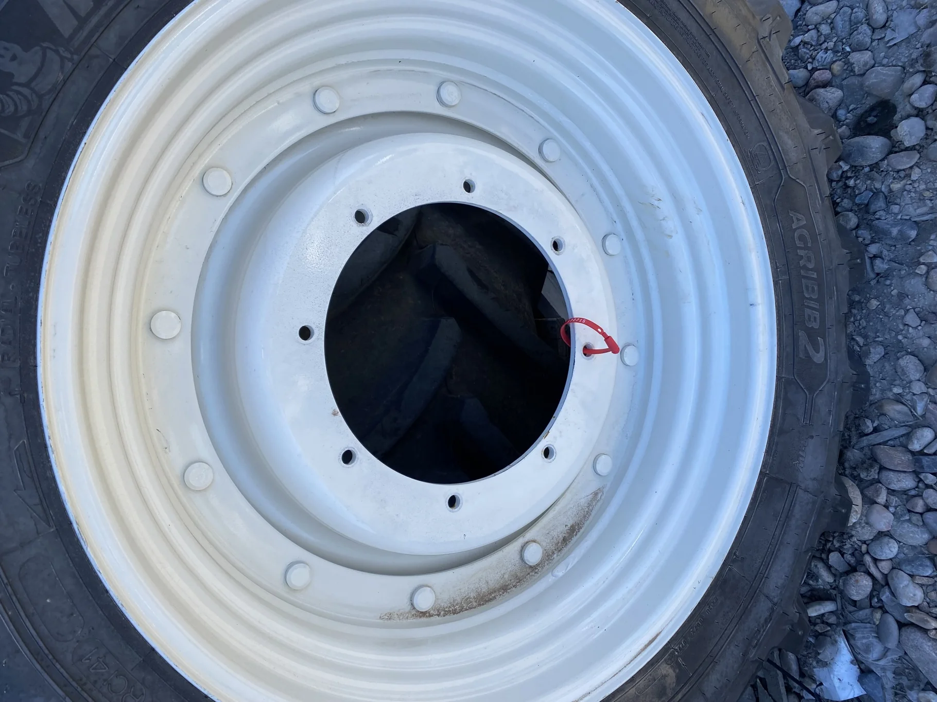 Take Off 320/85R34 (12.4R34) Michelin AgriBib 2 R-1W 133A8/133B TL on a 10 X 34 NH White 12 bolt wh image 5