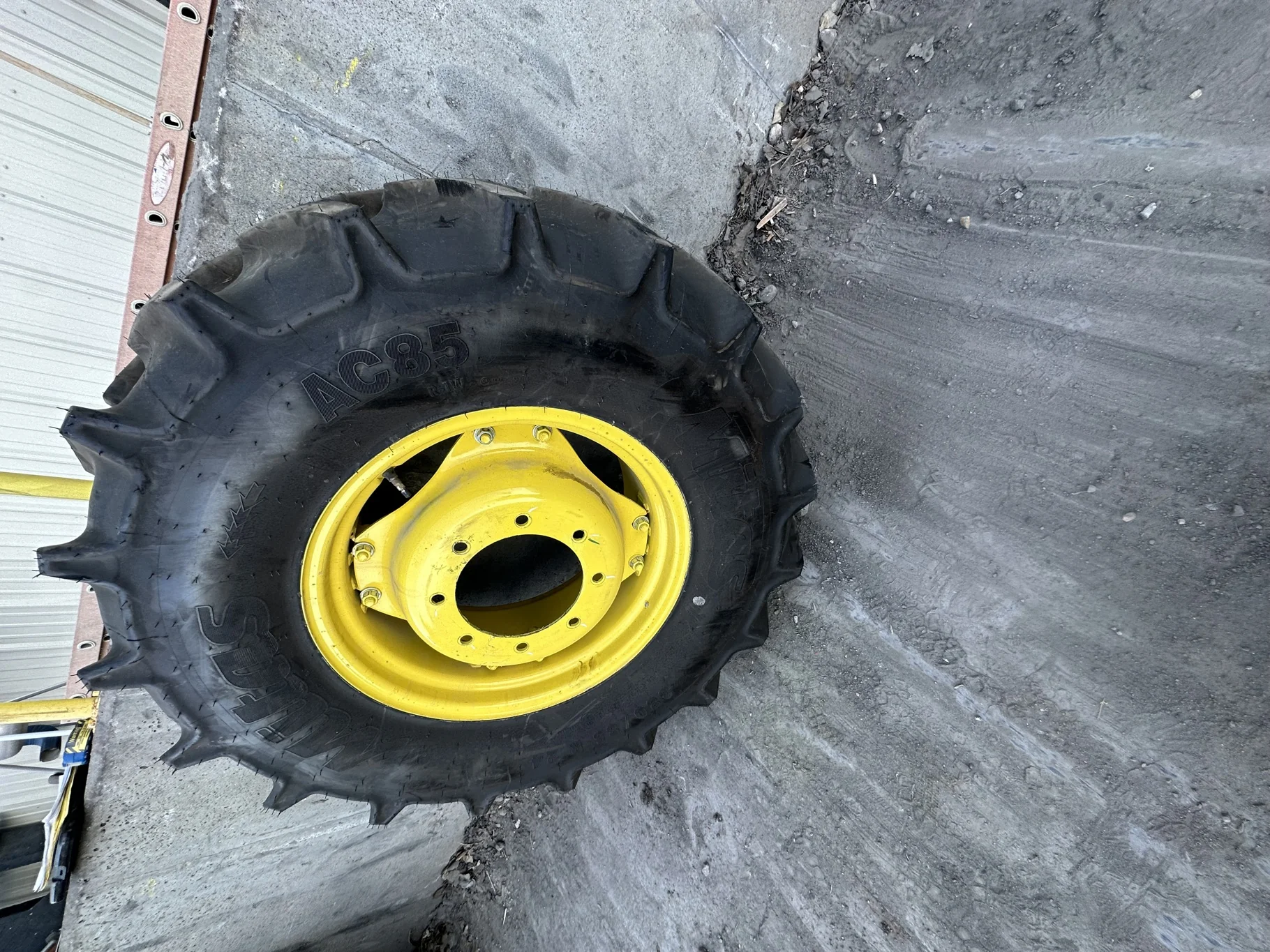 TAKE-OFF 380/85R24 (14.9R24) MITAS AC85 131A8/131B TL ON 12 X 24 JD YELLOW 2 BOLT GKN WHEEL