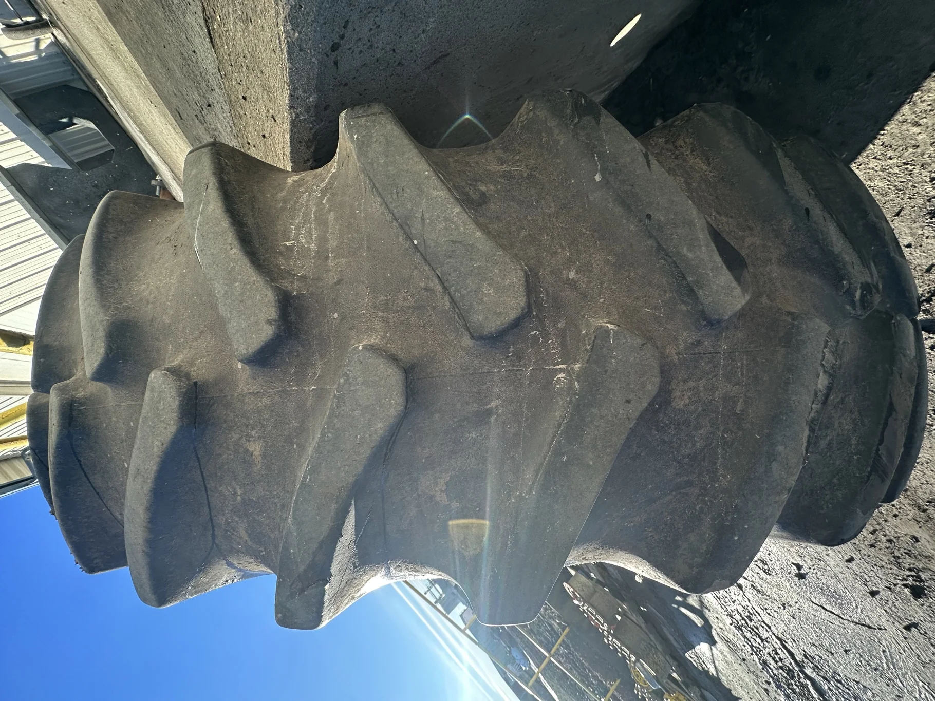 Used 73% 520/85R42 Firestone Radial All Traction 23 R-1W 157B TL on 18 x 42 Case IH Silver 20 Bol image 4