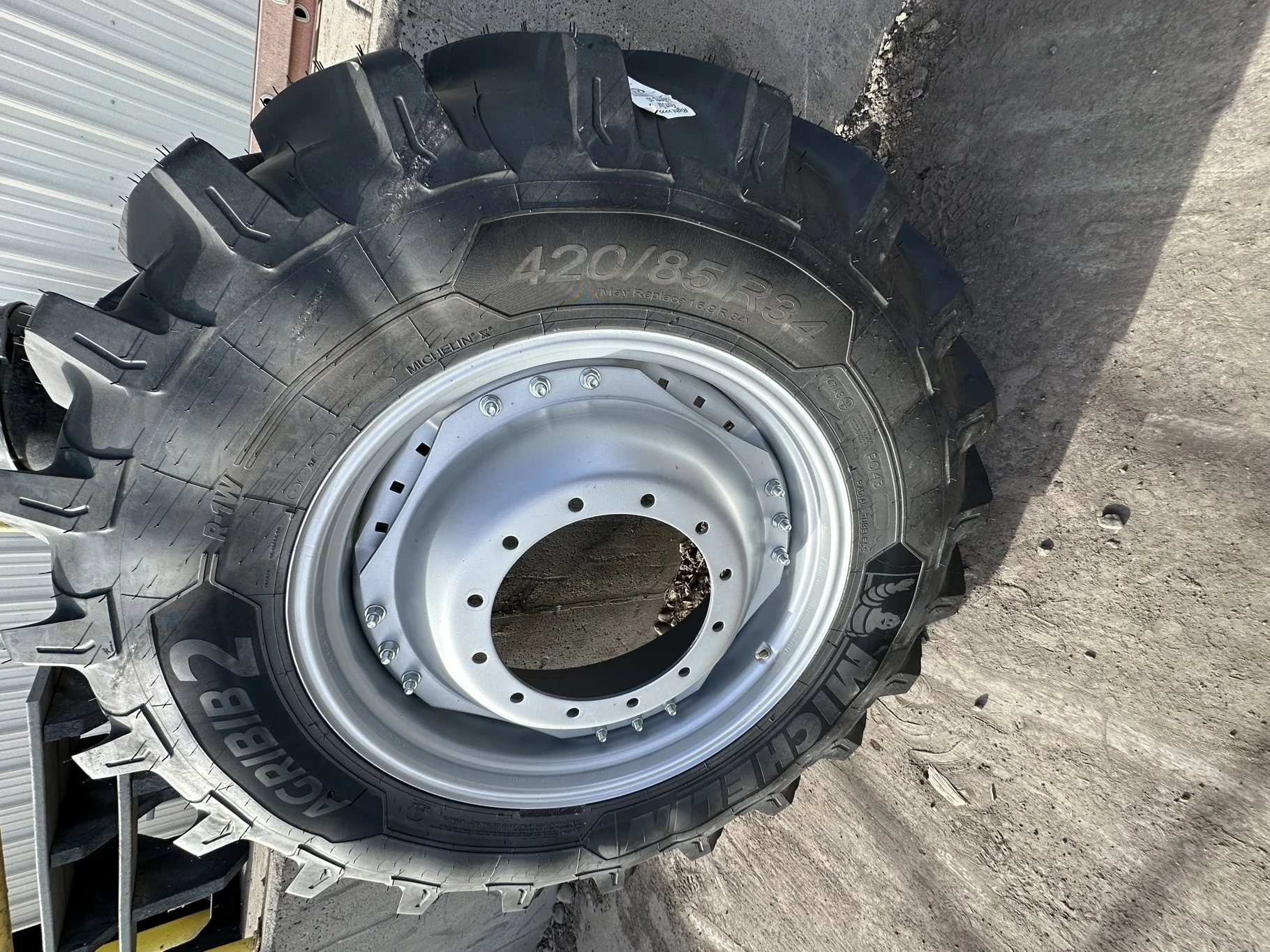 Take Off 420/85R34 (16.9R34) Michelin AgriBib 2 R-1W 147A8/147B TL on a 14 X 34 Case Silver Waffle