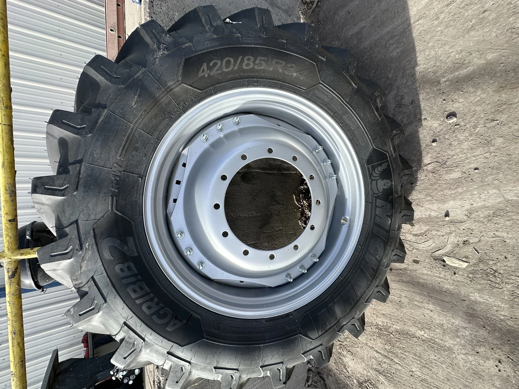Take Off 420/85R34 (16.9R34) Michelin AgriBib 2 R-1W 147A8/147B TL on a 14 X 34 Case Silver Waffle image 2