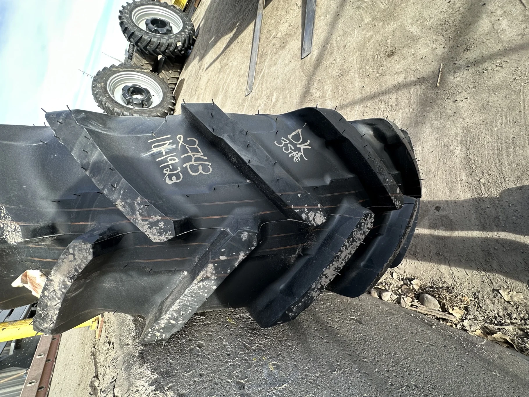 Take Off 420/85R34 (16.9R34) Michelin AgriBib 2 R-1W 147A8/147B TL on a 14 X 34 Case Silver Waffle image 3