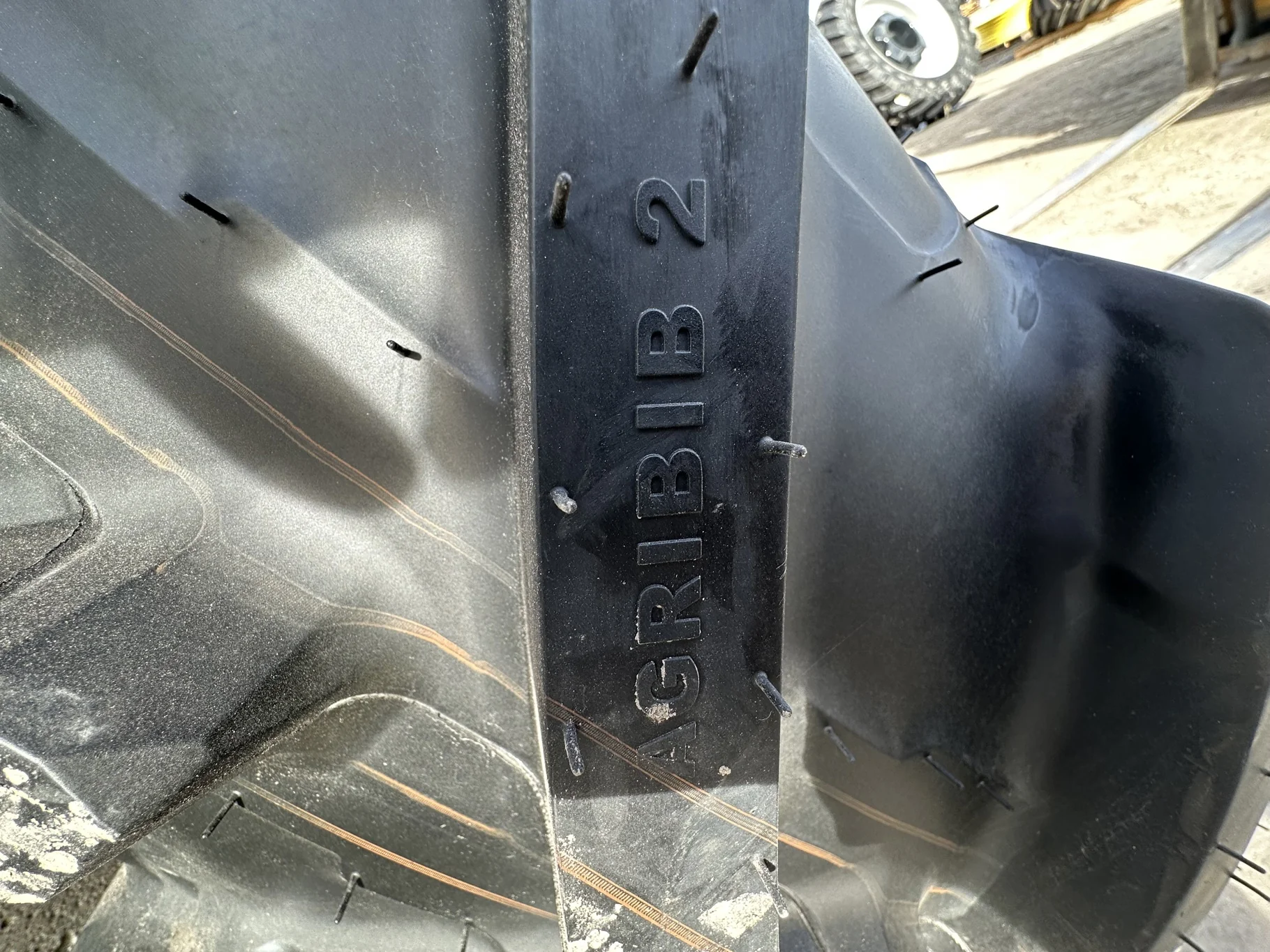 Take Off 420/85R34 (16.9R34) Michelin AgriBib 2 R-1W 147A8/147B TL on a 14 X 34 Case Silver Waffle image 4