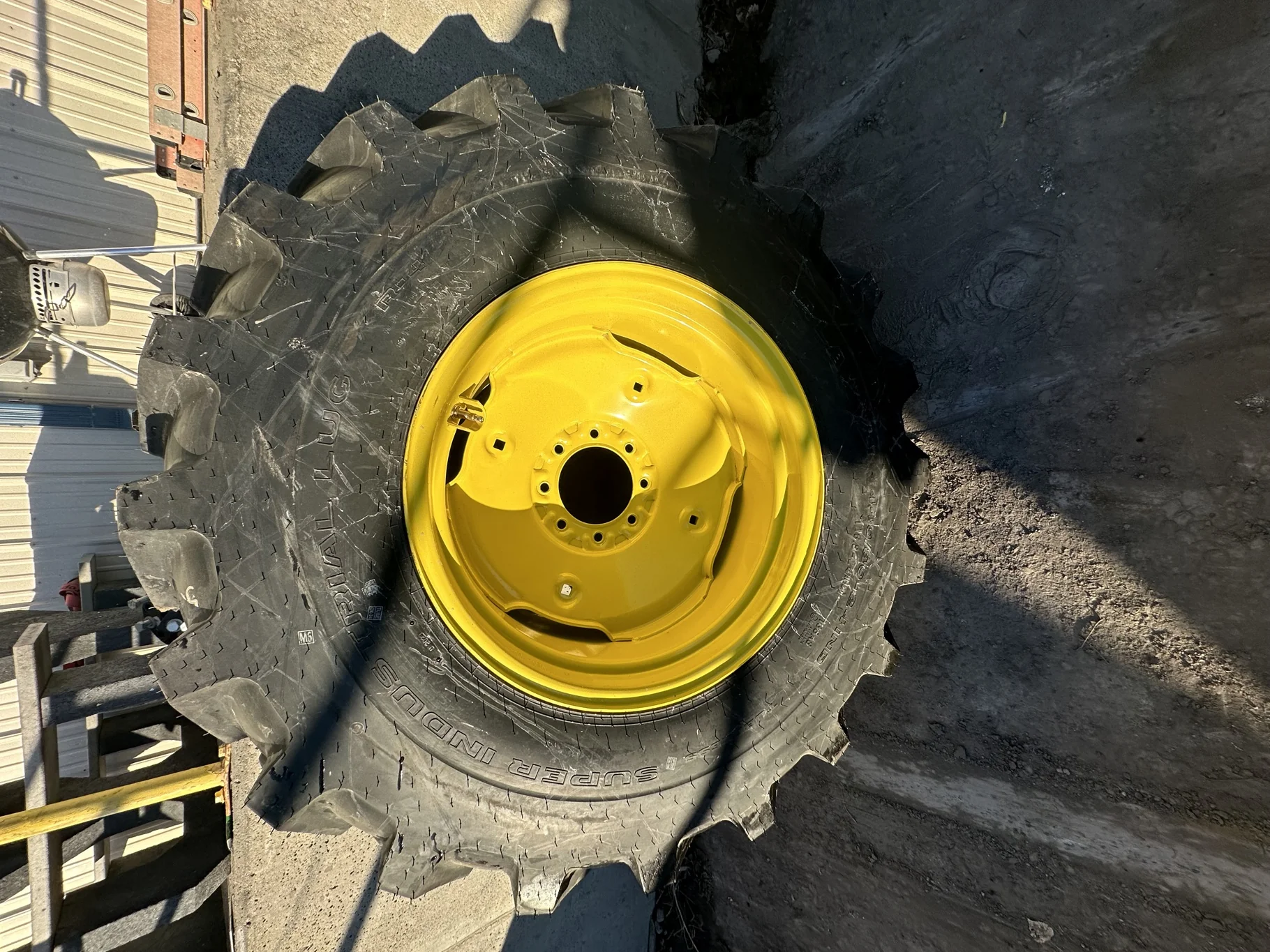 TAKE OFF 440/80 R24 Galaxy Super Industrial Lug R-4 C(6Ply) TL on a 15 X 24 JD Yellow 8 Bolt ( image 2