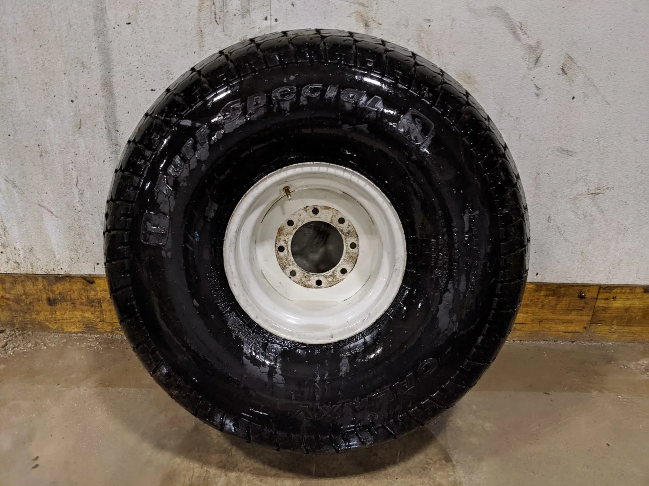 Used 90% 22.5LL-16.1 Galaxy Turf Special R-3 6Ply TL on a 18 X 16.1 NH White 8 Bolt (.687)