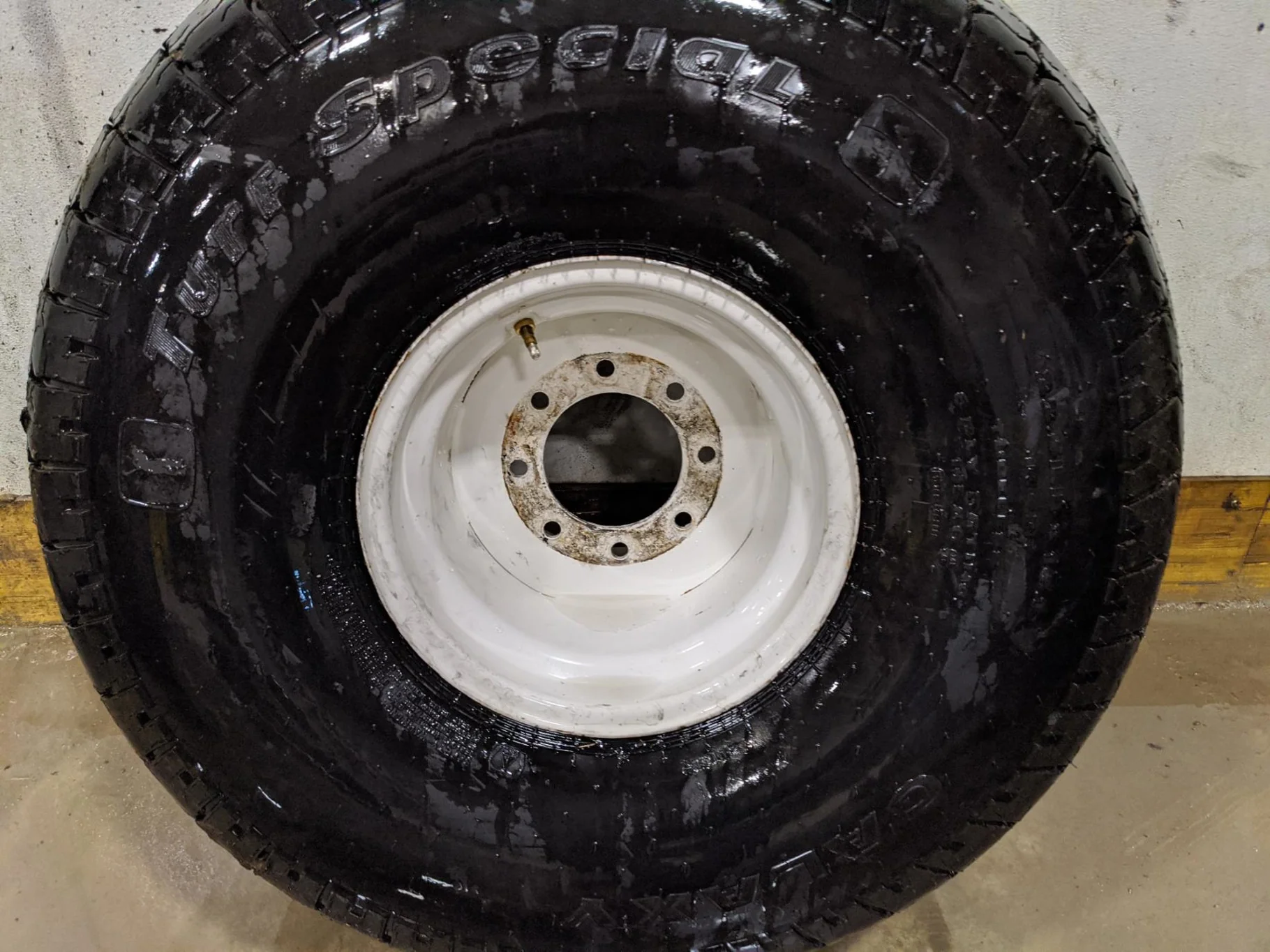 Used 90% 22.5LL-16.1 Galaxy Turf Special R-3 6Ply TL on a 18 X 16.1 NH White 8 Bolt (.687) image 2