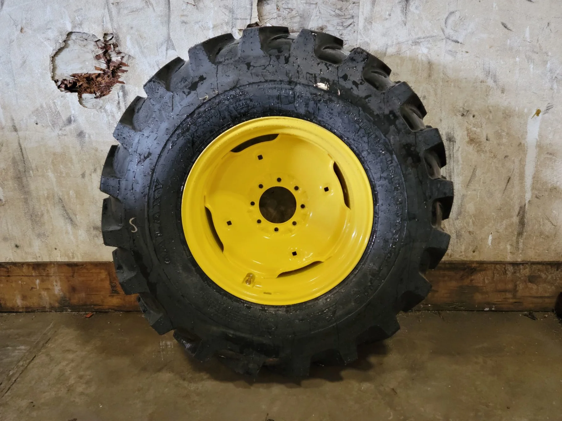 TAKE OFF 440/80-24 Galaxy Super Industrial Lug R-4 (138A8) TL on a 15 X 24 JD Yellow 8 Bolt (.