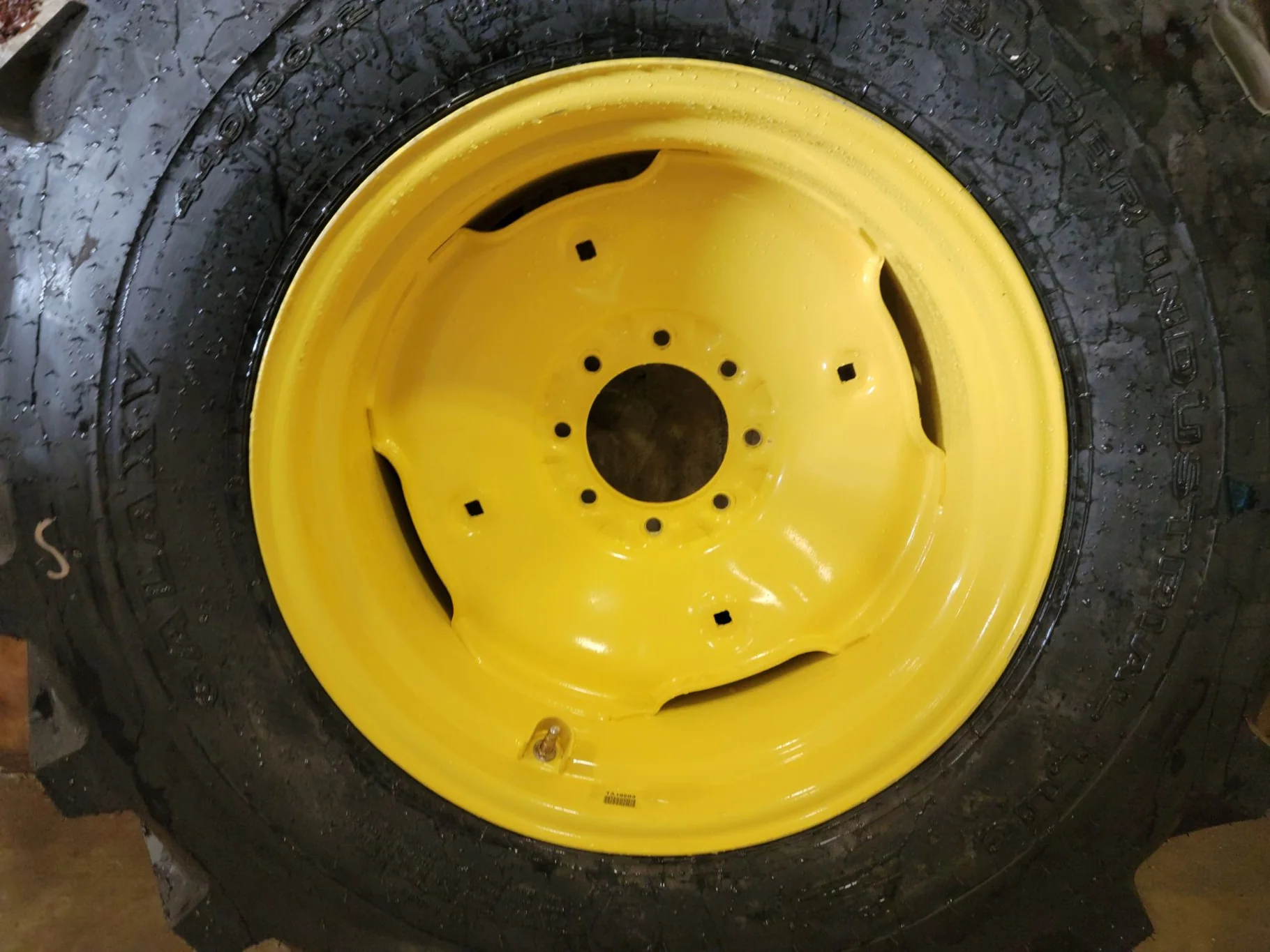 TAKE OFF 440/80-24 Galaxy Super Industrial Lug R-4 (138A8) TL on a 15 X 24 JD Yellow 8 Bolt (. image 2