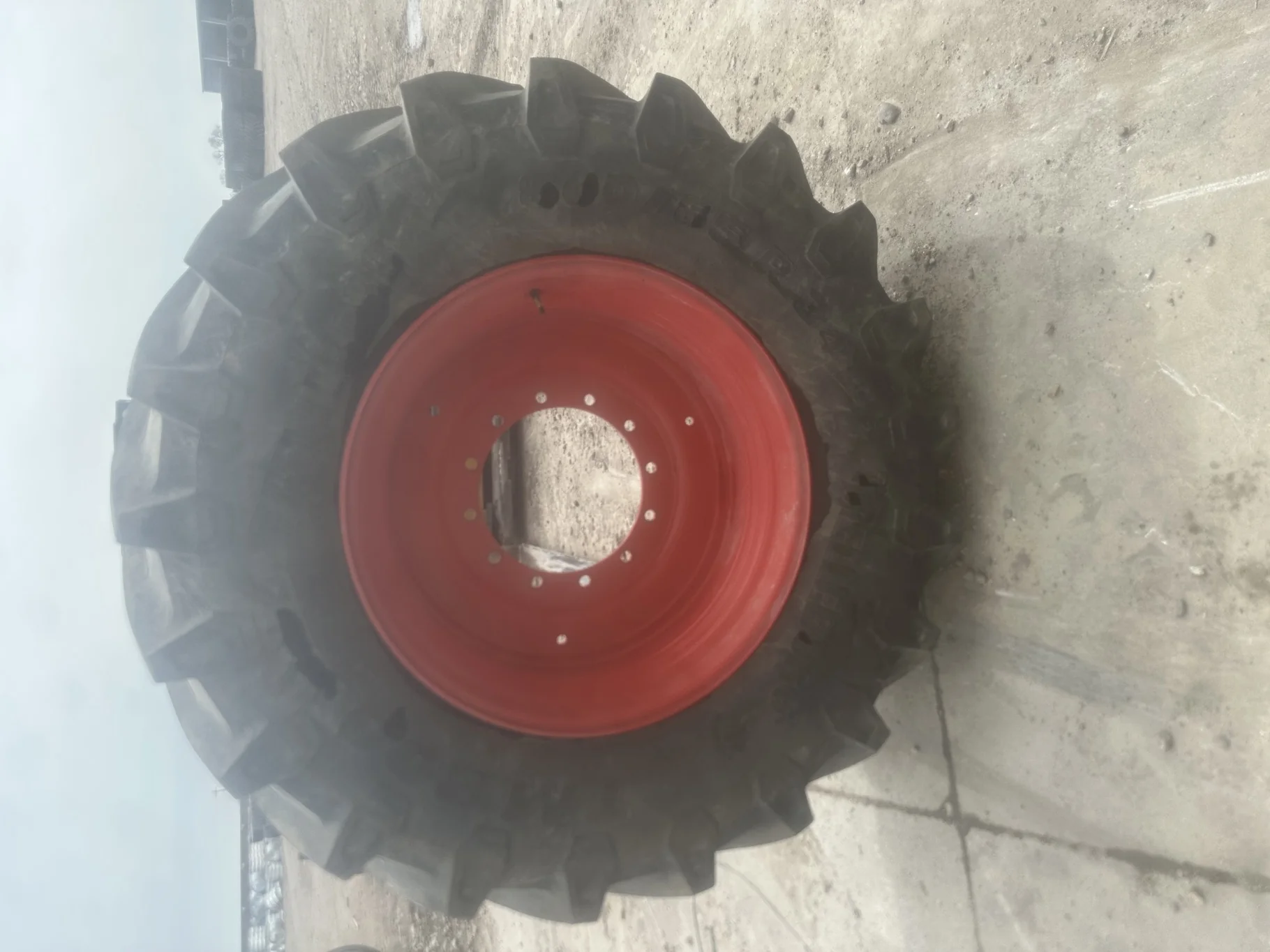 USED 90% 600/65R34 Trelleborg TM800 High Speed R-1W (157D) TL on a 18 X 34 Fendt Red Waffle Wheel image 2