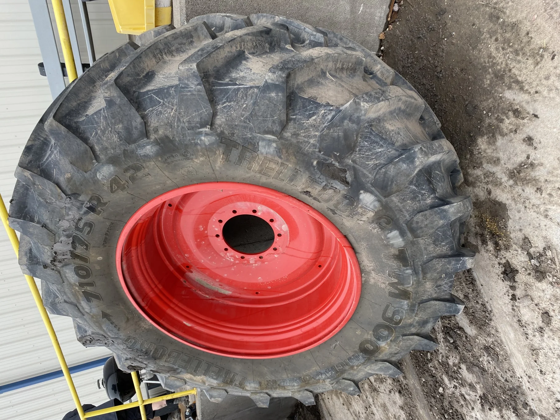 USED 95% 710/75R42 Trelleborg TM900 High Power R-1W (175D) TL on a 23 X 42 Fendt Red 10 Bolt (.9375)