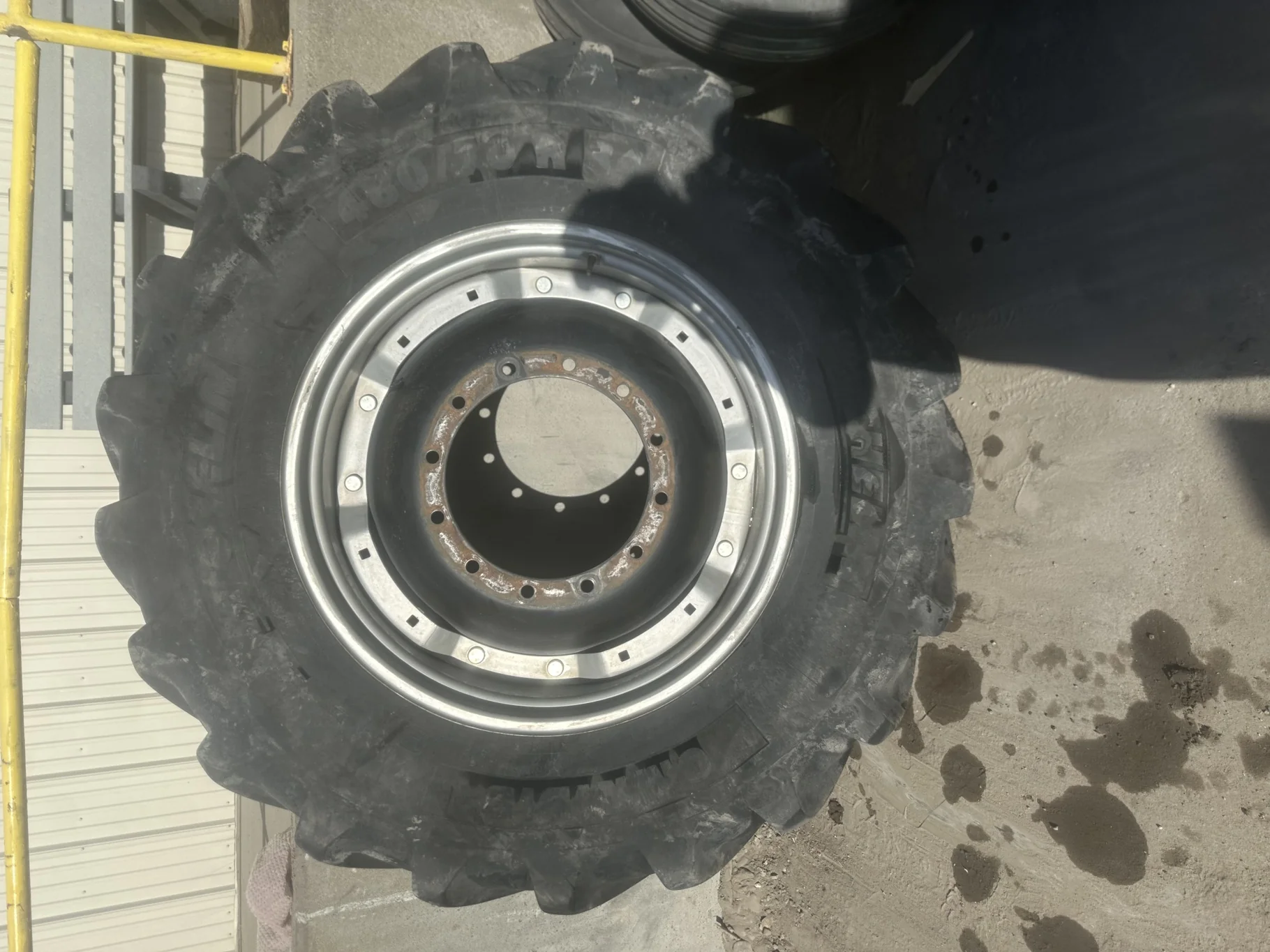 Used 70% 480/70R34 Michelin OmniBib R-1W (143D) TL on a 13 x 34 Case Silver Waffle Wheel (3 Bolt) ( image 4