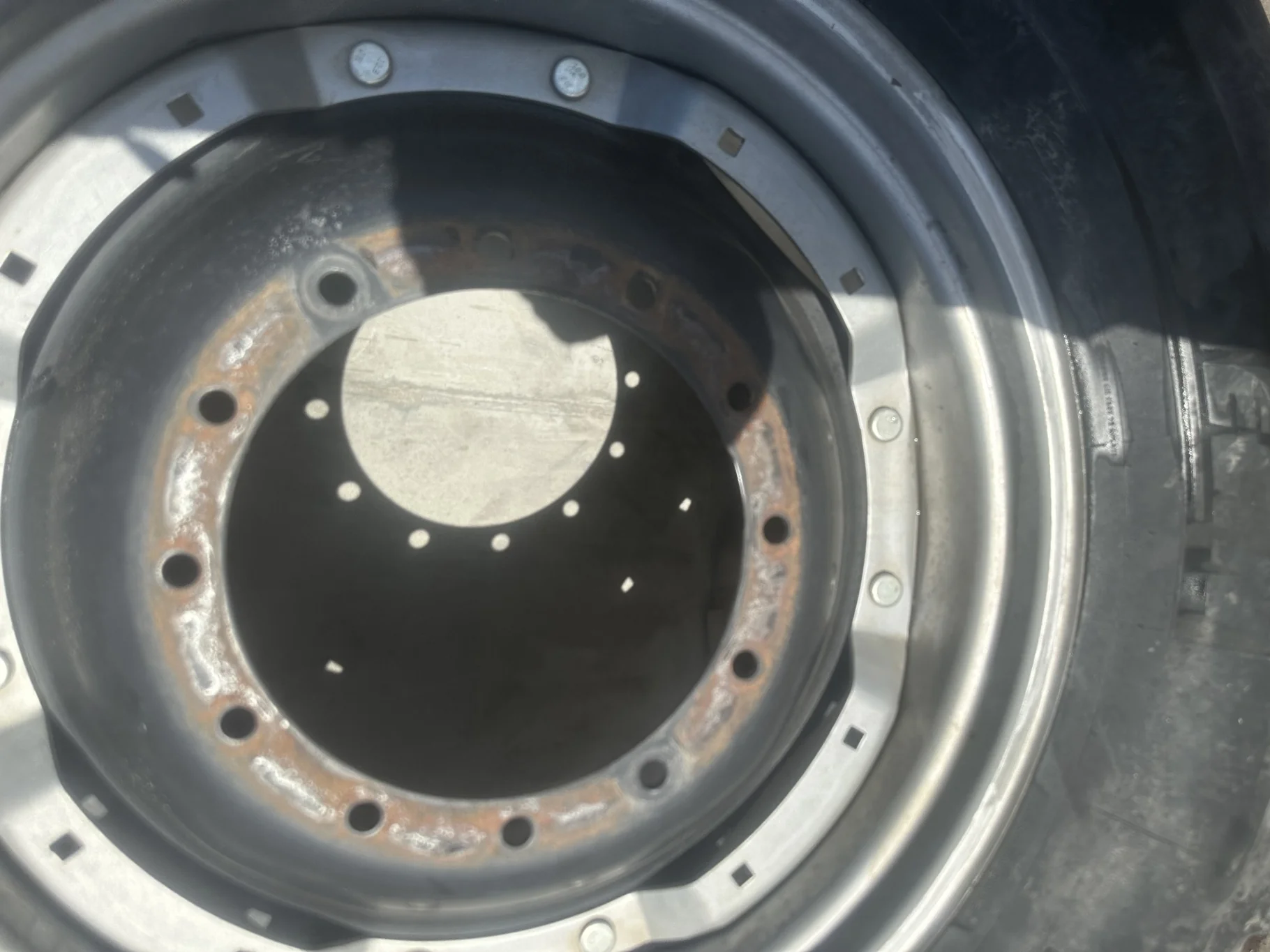 Used 70% 480/70R34 Michelin OmniBib R-1W (143D) TL on a 13 x 34 Case Silver Waffle Wheel (3 Bolt) ( image 5