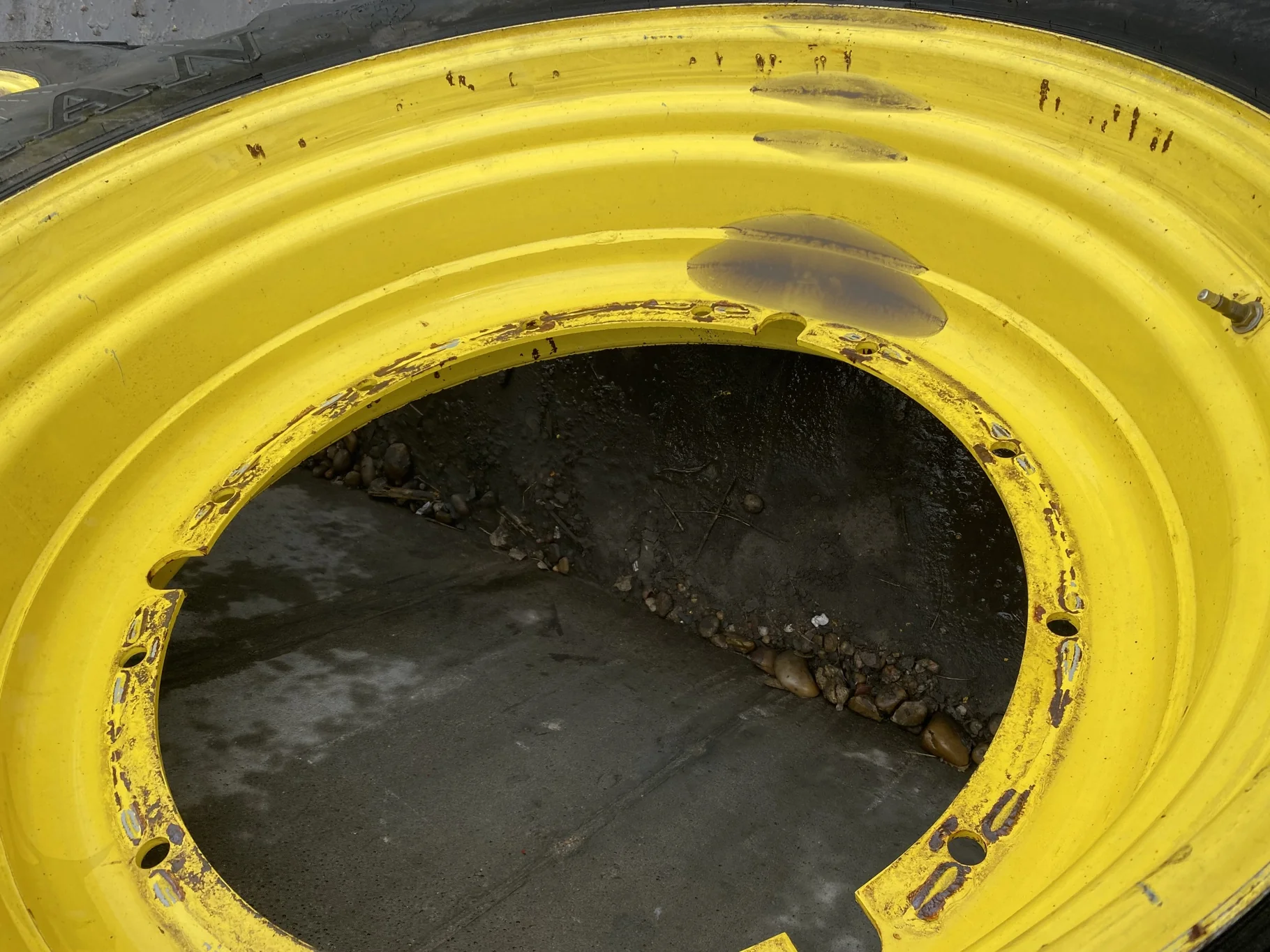 Used 70% 480/80R42 Titan Hi Traction Lug Radial R-1 151A8/B TL on a 16 x 42 JD Yellow 12 bolt image 4