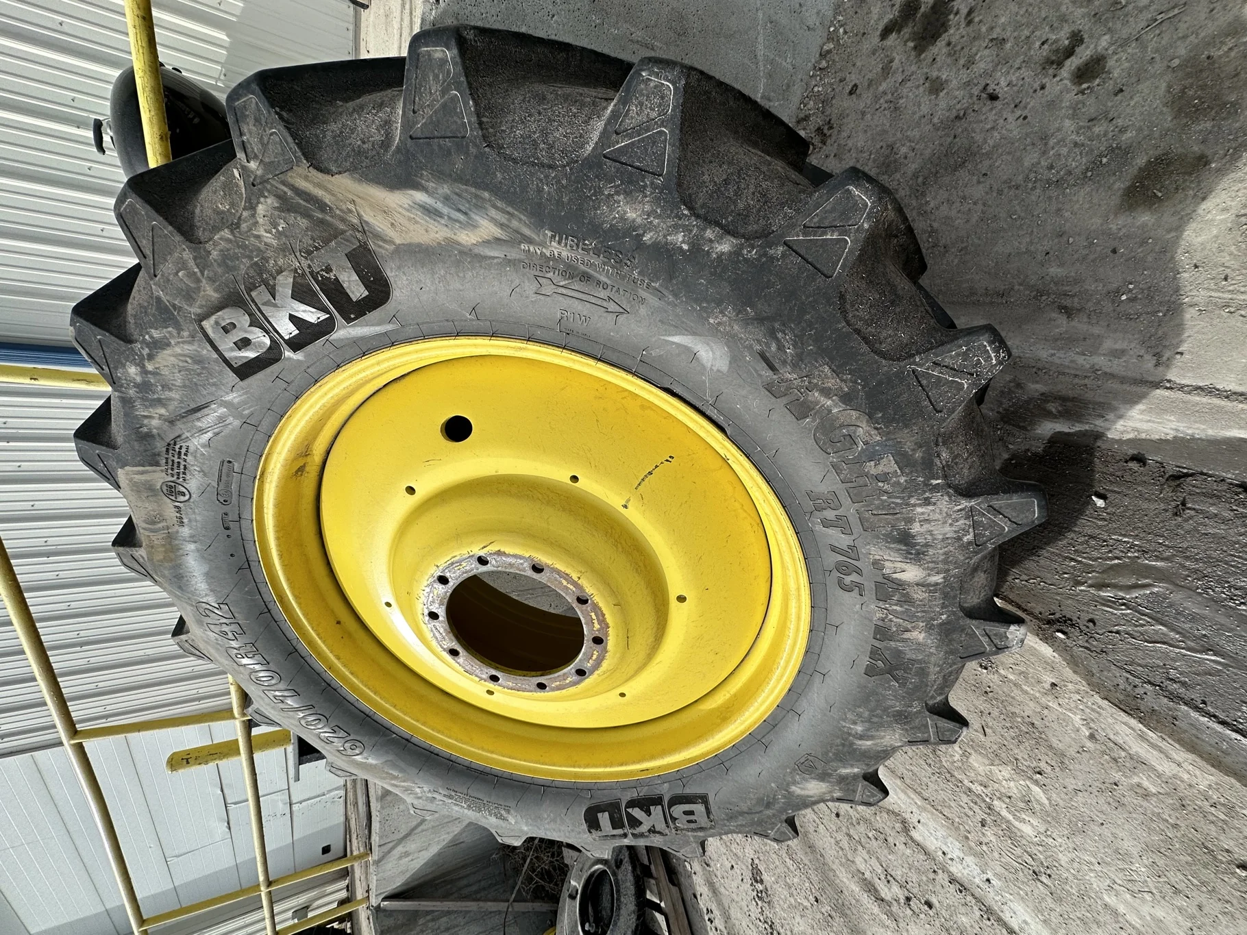 Used 620/70R42 166B BKT AGRIMAX RT765 80% On 20 x 42 10-13-11 Dual JD AG Yellow Wheel image 4