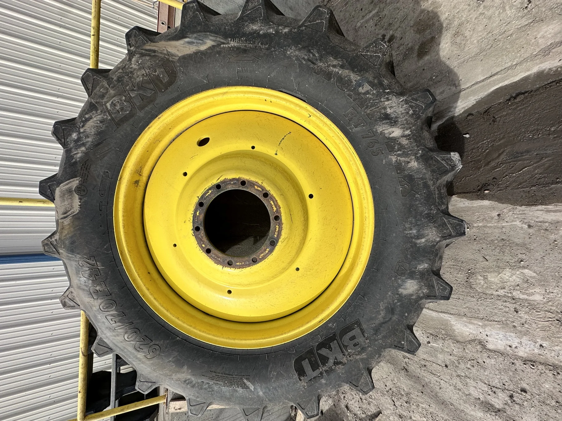 Used 620/70R42 166B BKT AGRIMAX RT765 80% On 20 x 42 10-13-11 Dual JD AG Yellow Wheel image 5