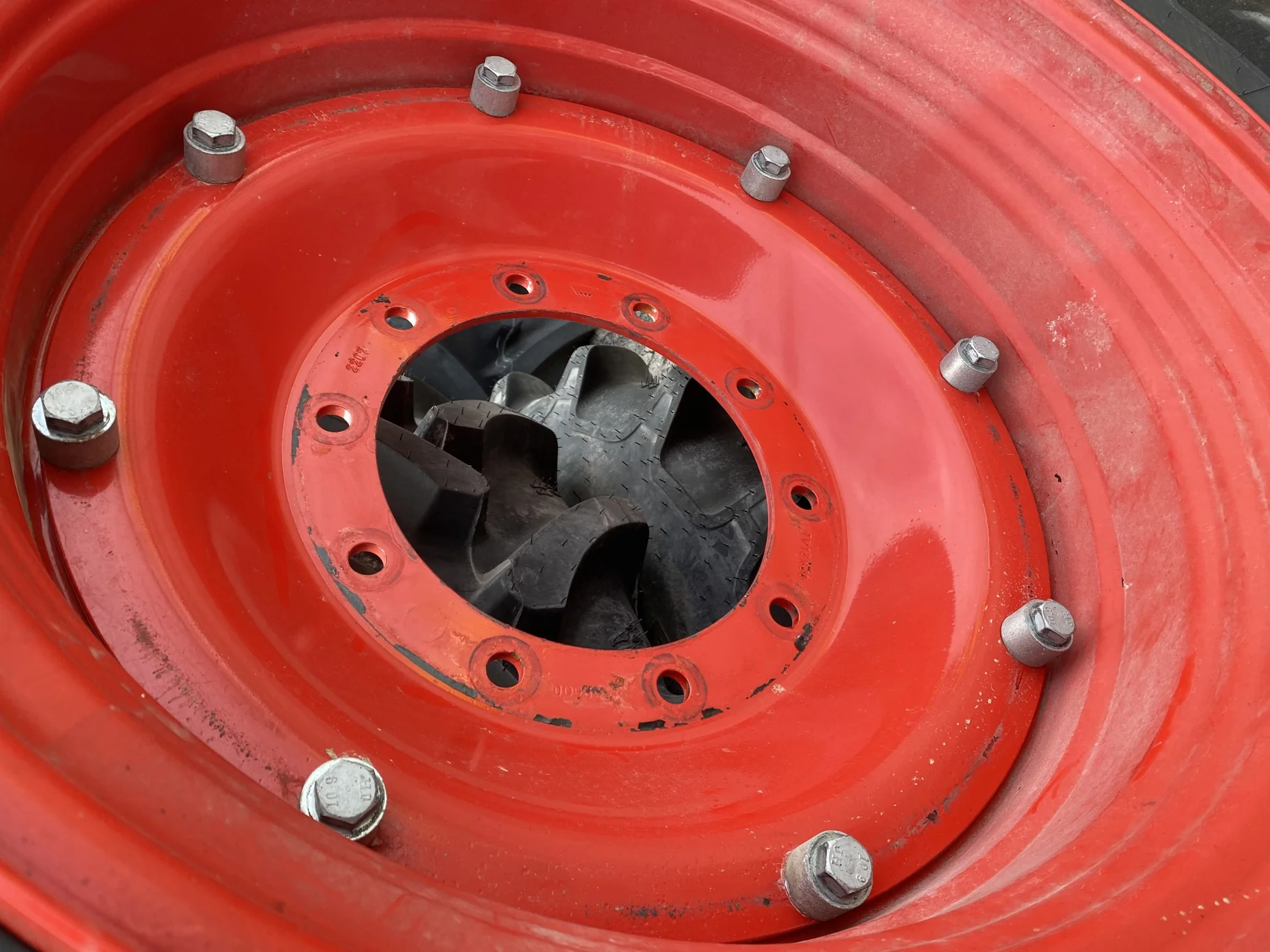USED 98% 420/90R30 Michelin AgriBib 2 R-1W 147A8/147B TL on a 13 X 30 Fendt Red 8 Bolt Stub Disc image 7