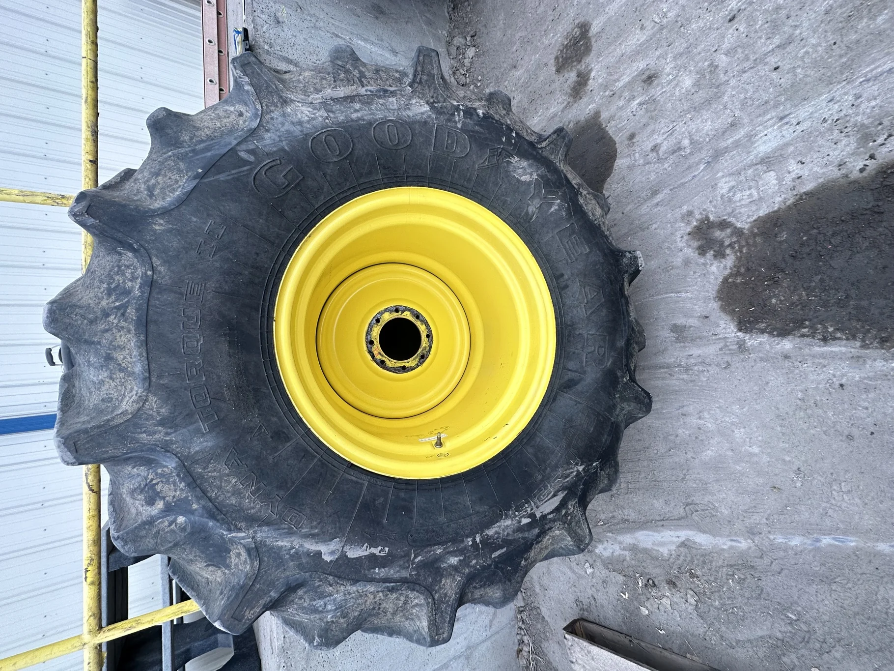Used 63% 28L-26 Goodyear Dyna Torque II F(12Ply) R-1 TL on a 25 x 26 JD Yellow 8 Bolt Rear Com image 2
