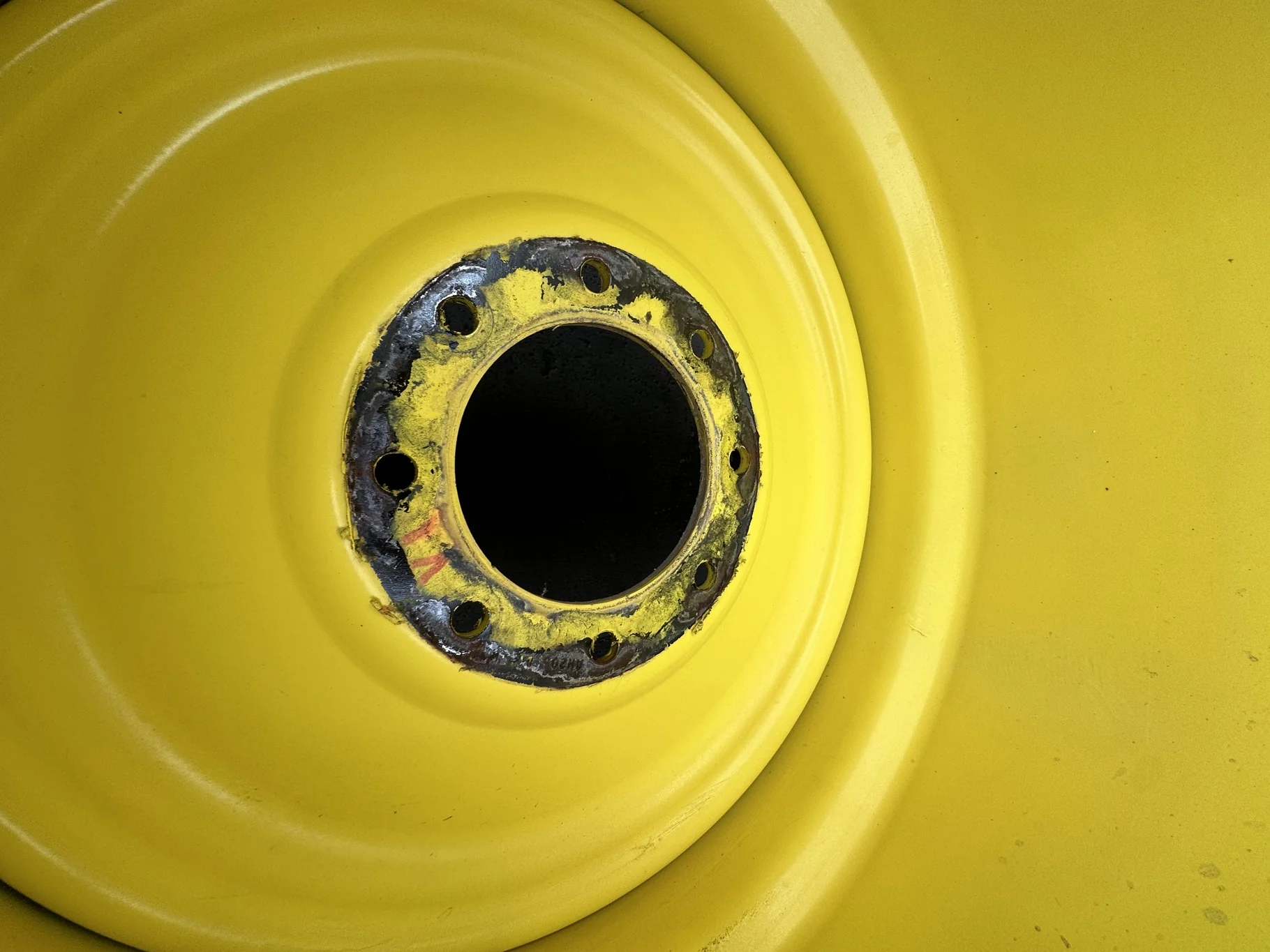 Used 63% 28L-26 Goodyear Dyna Torque II F(12Ply) R-1 TL on a 25 x 26 JD Yellow 8 Bolt Rear Com image 3