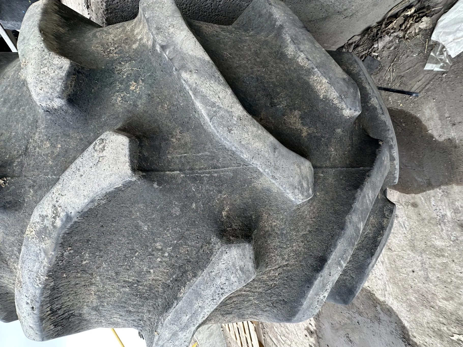 Used 63% 28L-26 Goodyear Dyna Torque II F(12Ply) R-1 TL on a 25 x 26 JD Yellow 8 Bolt Rear Com image 4