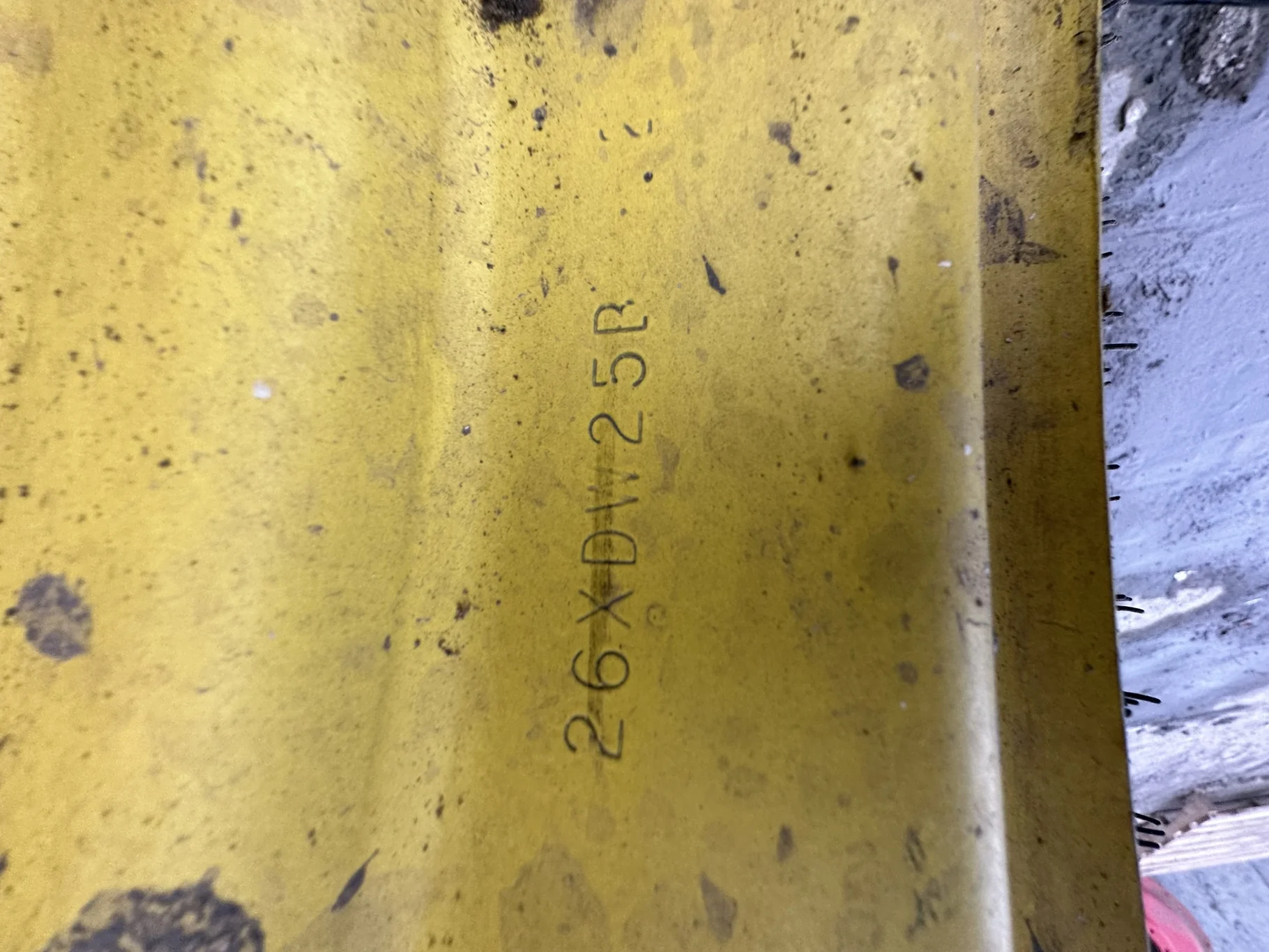 Used 63% 28L-26 Goodyear Dyna Torque II F(12Ply) R-1 TL on a 25 x 26 JD Yellow 8 Bolt Rear Com image 7