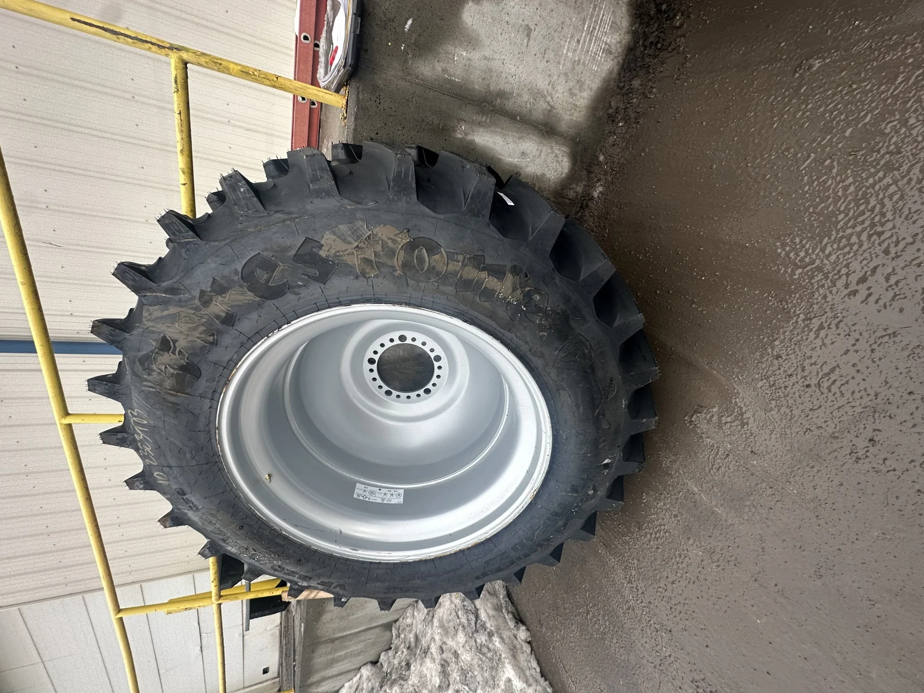 Take Off VF520/85R42 CFO Firestone Radial Deep Tread 23 R-1W 177B TL on 18 X 42 Case IH Silver 20 B