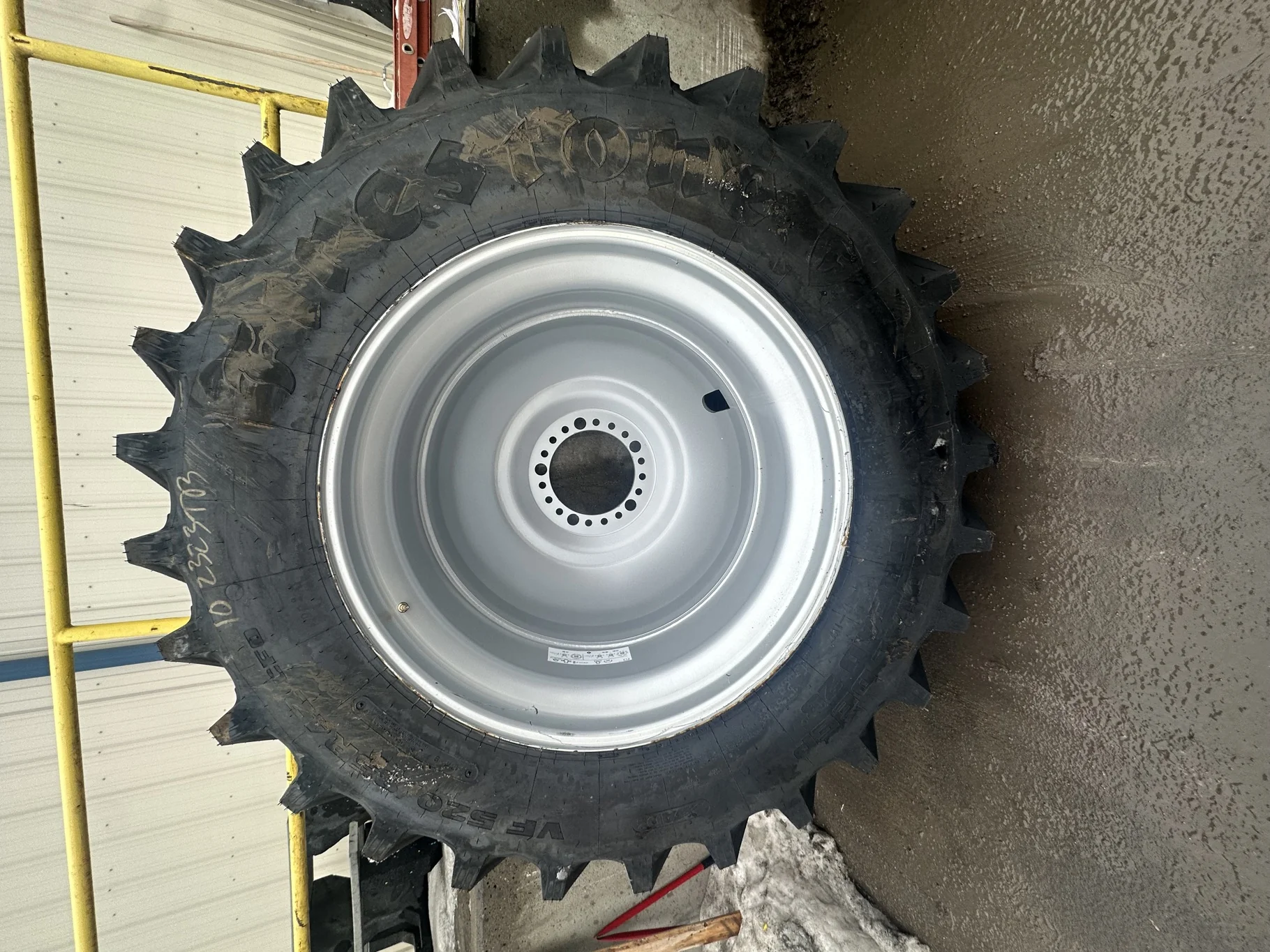 Take Off VF520/85R42 CFO Firestone Radial Deep Tread 23 R-1W 177B TL on 18 X 42 Case IH Silver 20 B image 2
