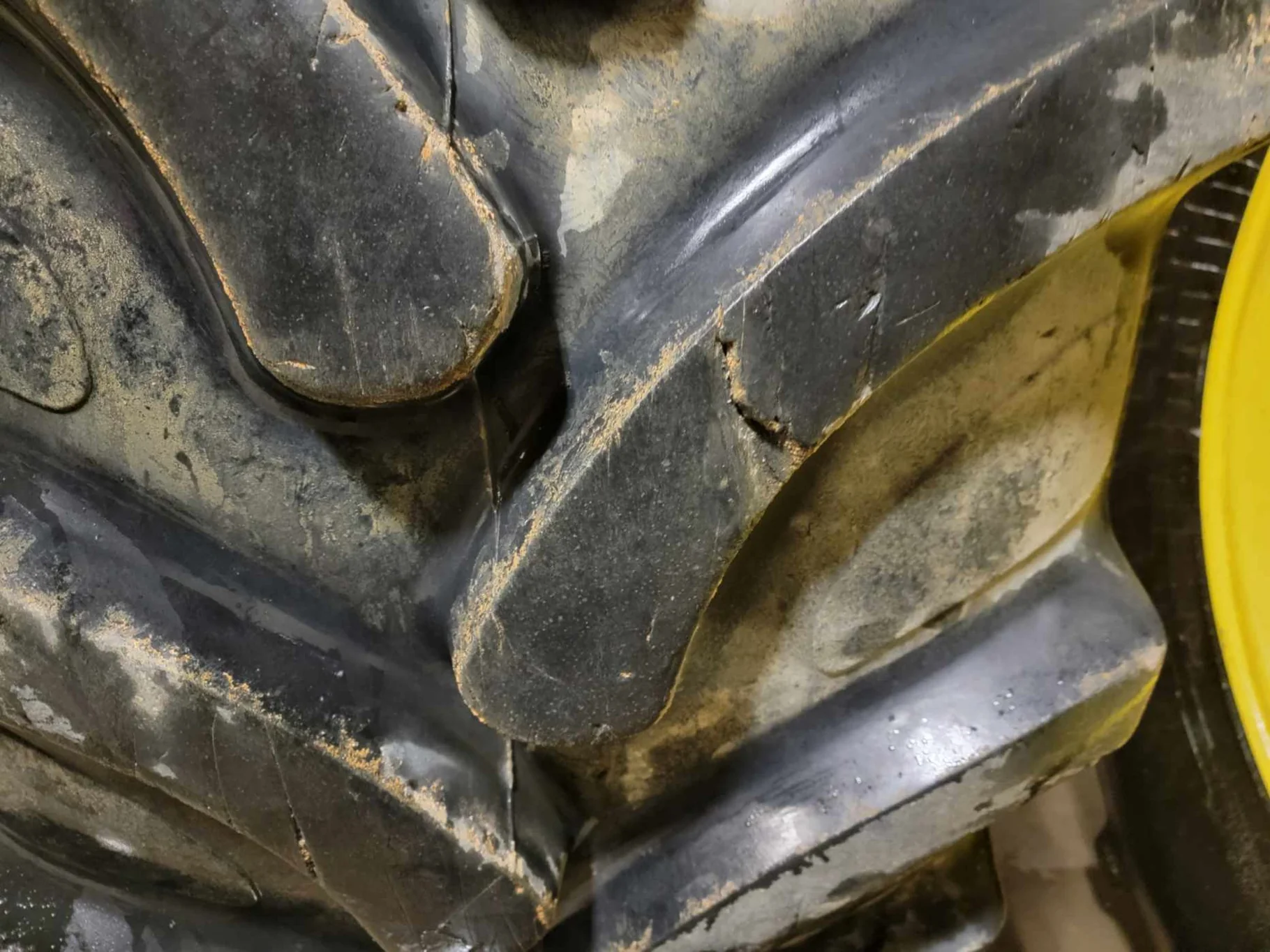 Used 85% 710/70R42 Alliance Farmpro Radial 70 R-1W (173A8/B) TL on a 23 x 42 JD Yellow 10 Bolt Dual image 2