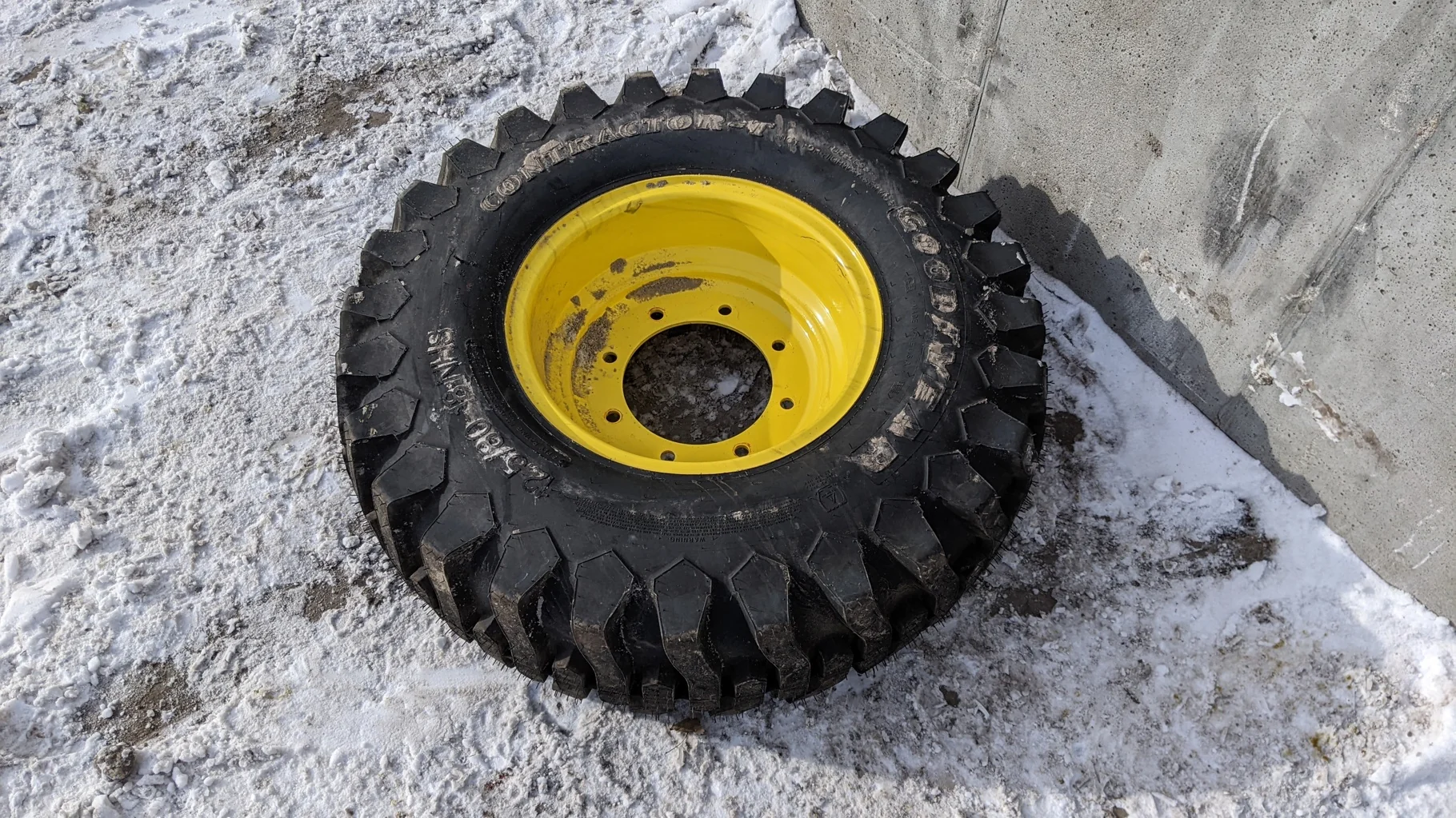 TAKE-OFF 12.5/80-18/6 GOODYEAR CONTRACTOR-T TL R-4G ON 9 X 18 8-10.826-8.75-5.25BS JD YELLOW WHEEL