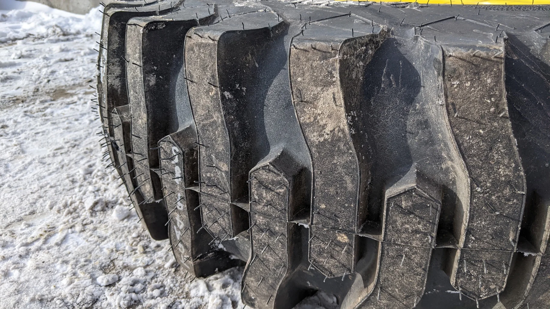 TAKE-OFF 12.5/80-18/6 GOODYEAR CONTRACTOR-T TL R-4G ON 9 X 18 8-10.826-8.75-5.25BS JD YELLOW WHEEL image 4
