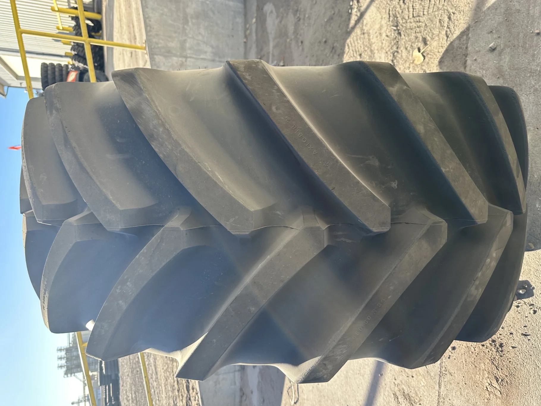 Used VF650/60R34 168D/165E Michelin AxioBib 2 TL 90-95% On 23 x 34 12-16.732 Fendt Red Wheel image 4