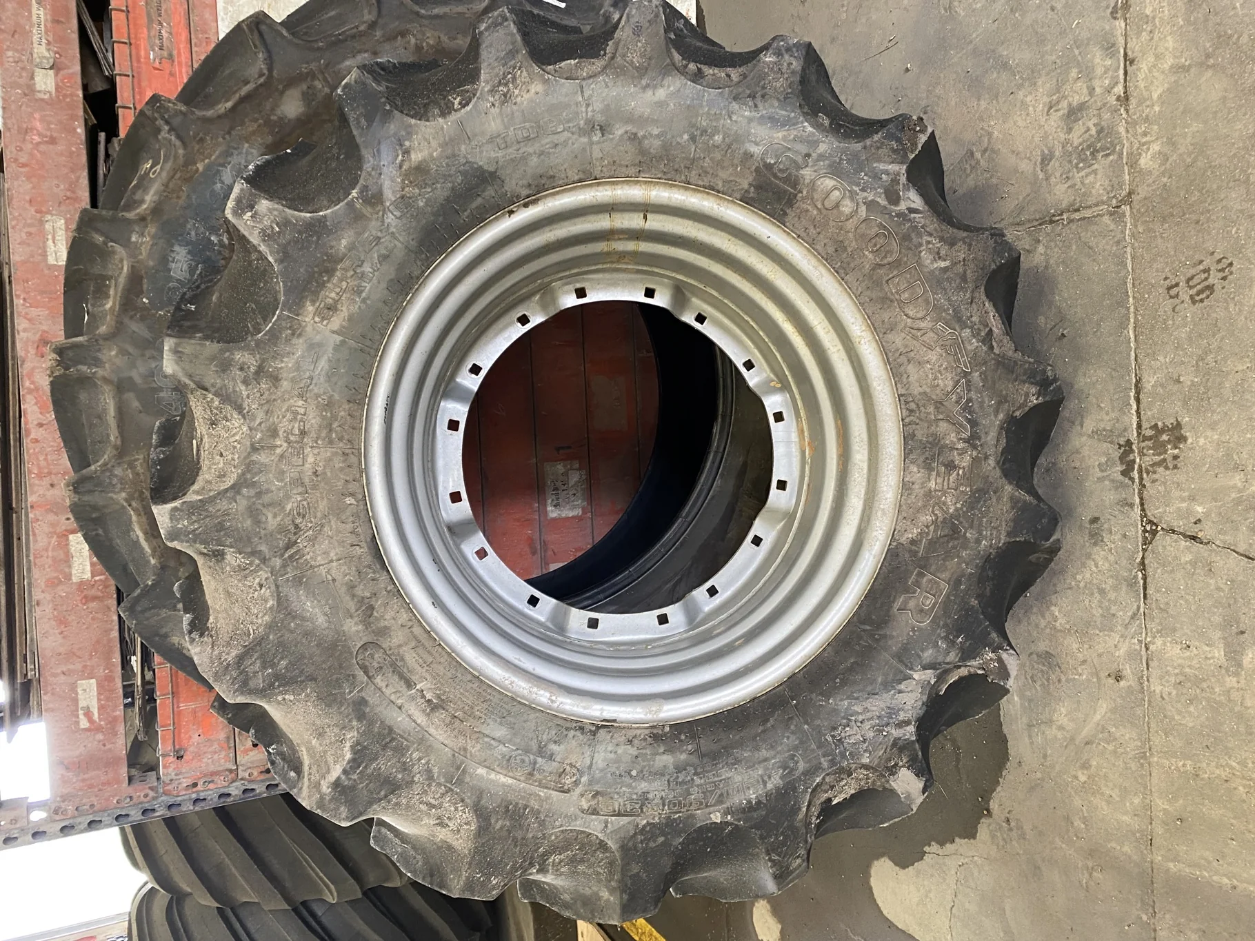 Used 60% 420/90R30 Goodyear Special Sure Grip TD8 Radial (142A8/B) R-2 TL on a 15 x 30 Case Silver image 2