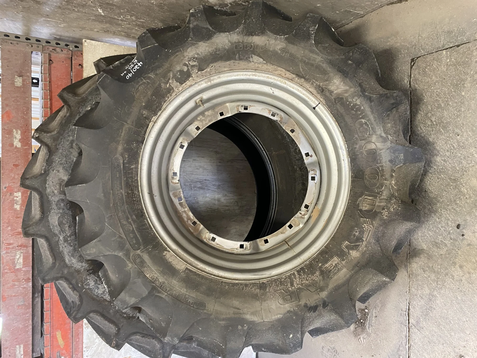 Used 60% 420/90R30 Goodyear Special Sure Grip TD8 Radial (142A8/B) R-2 TL on a 15 x 30 Case Silver image 3