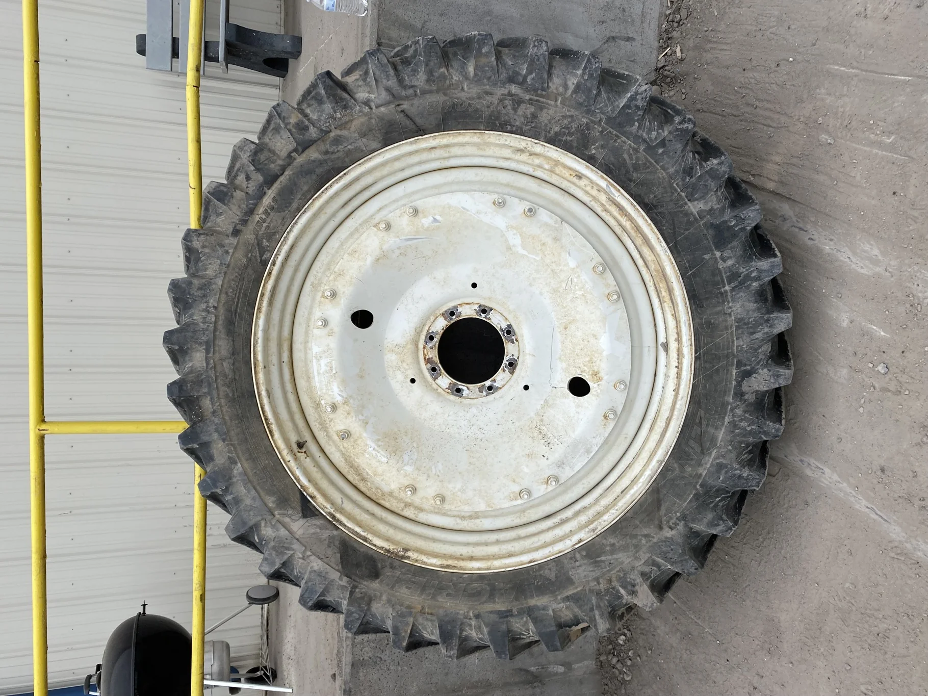 Used 90% 380/90R50 Michelin AgriBib Row Crop R-1W (151A8/151B) TL on a 12 x 50 NH White 8 Bol image 2