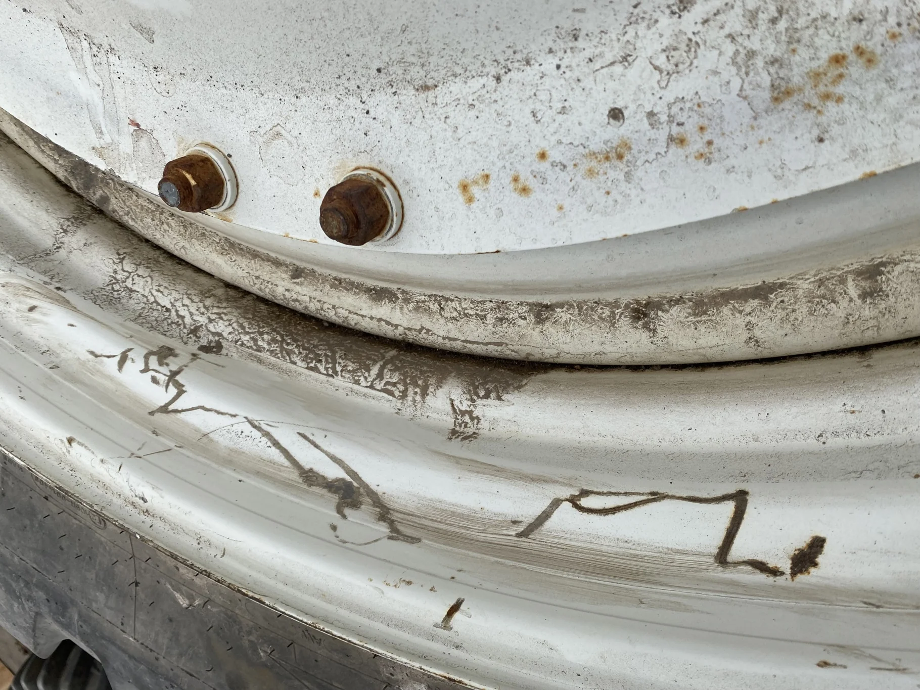Used 90% 380/90R50 Michelin AgriBib Row Crop R-1W (151A8/151B) TL on a 12 x 50 NH White 8 Bol image 5