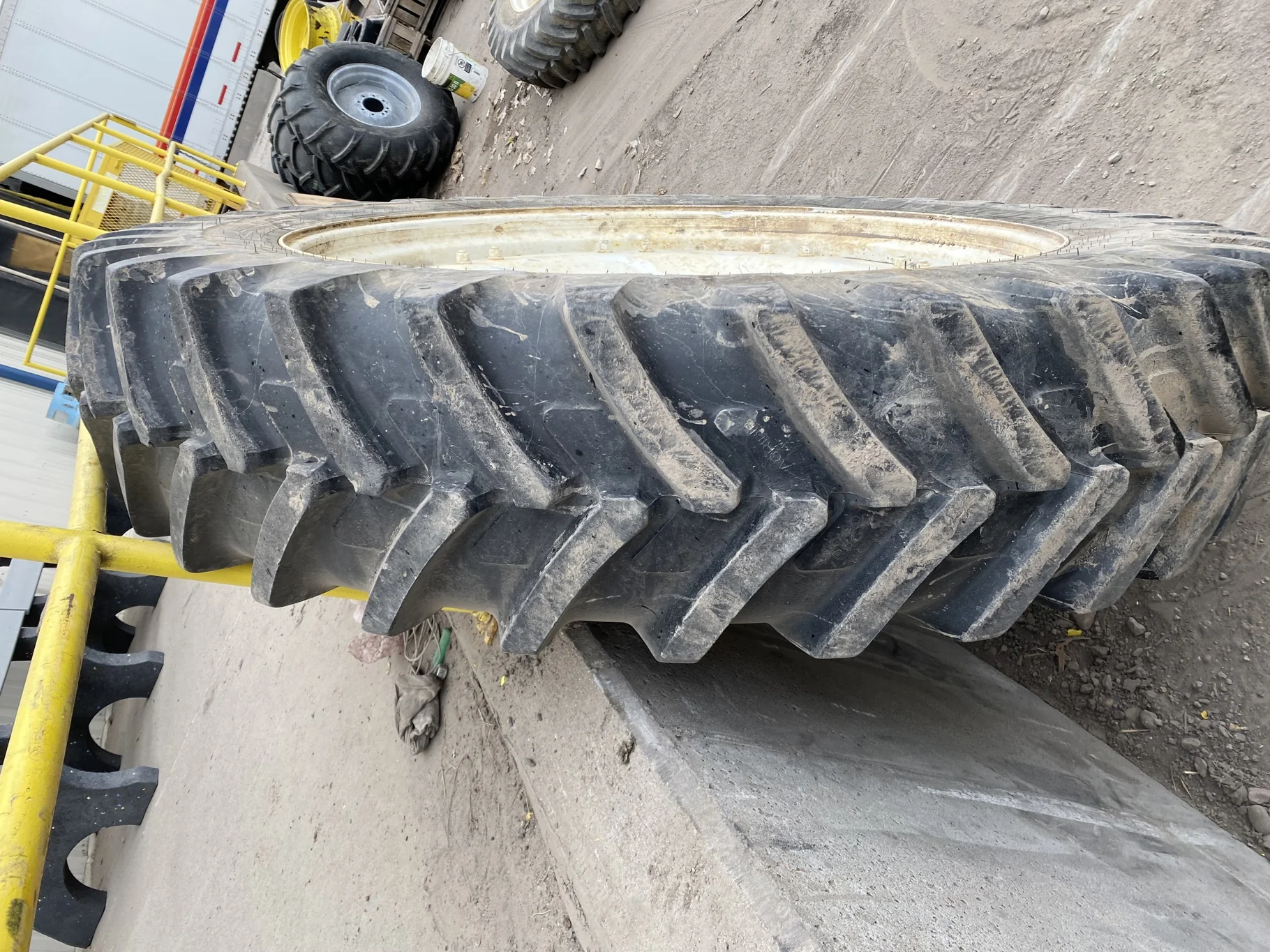 Used 90% 380/90R50 Michelin AgriBib Row Crop R-1W (151A8/151B) TL on a 12 x 50 NH White 8 Bol image 6