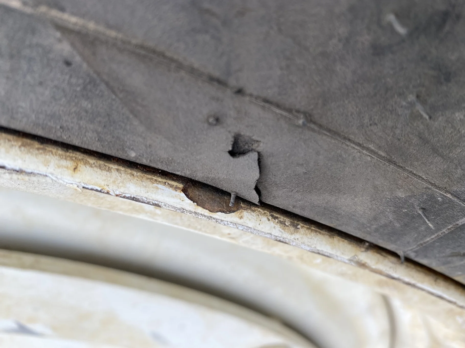 Used 90% 380/90R50 Michelin AgriBib Row Crop R-1W (151A8/151B) TL on a 12 x 50 NH White 8 Bol image 9