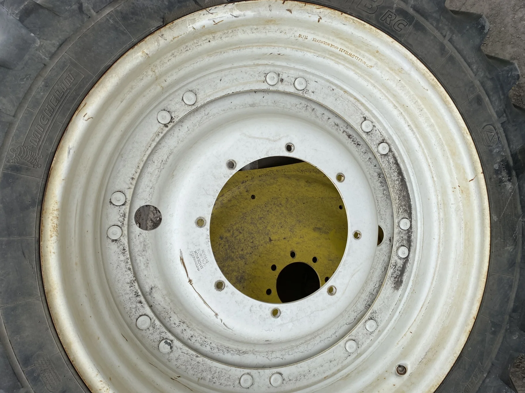 Used 70% 320/85R38 Michelin AgriBib Row Crop R-1W (143A8/143B) TL on a 10 x 38 New Holland White Waf image 3
