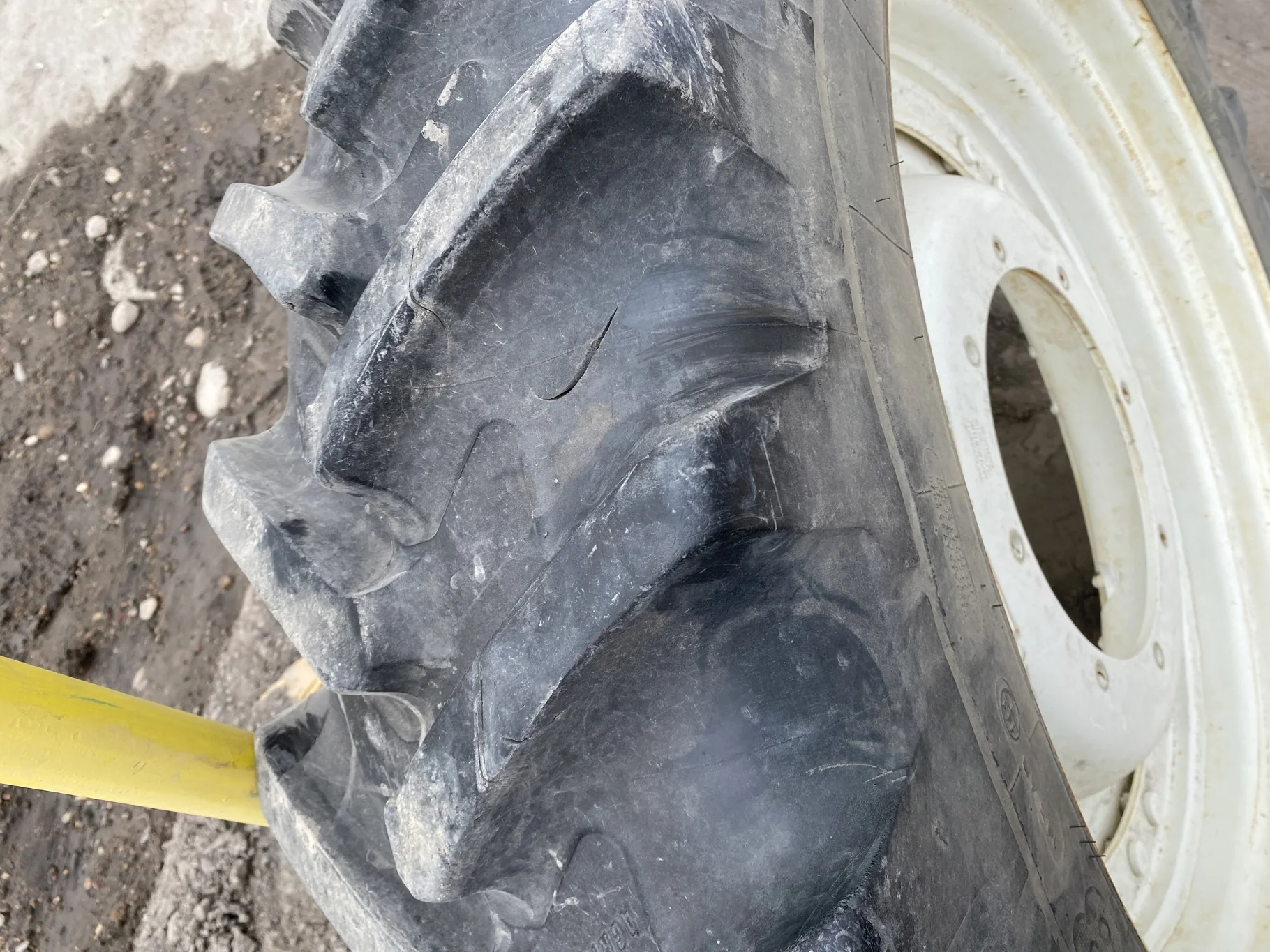 Used 70% 320/85R38 Michelin AgriBib Row Crop R-1W (143A8/143B) TL on a 10 x 38 New Holland White Waf image 4