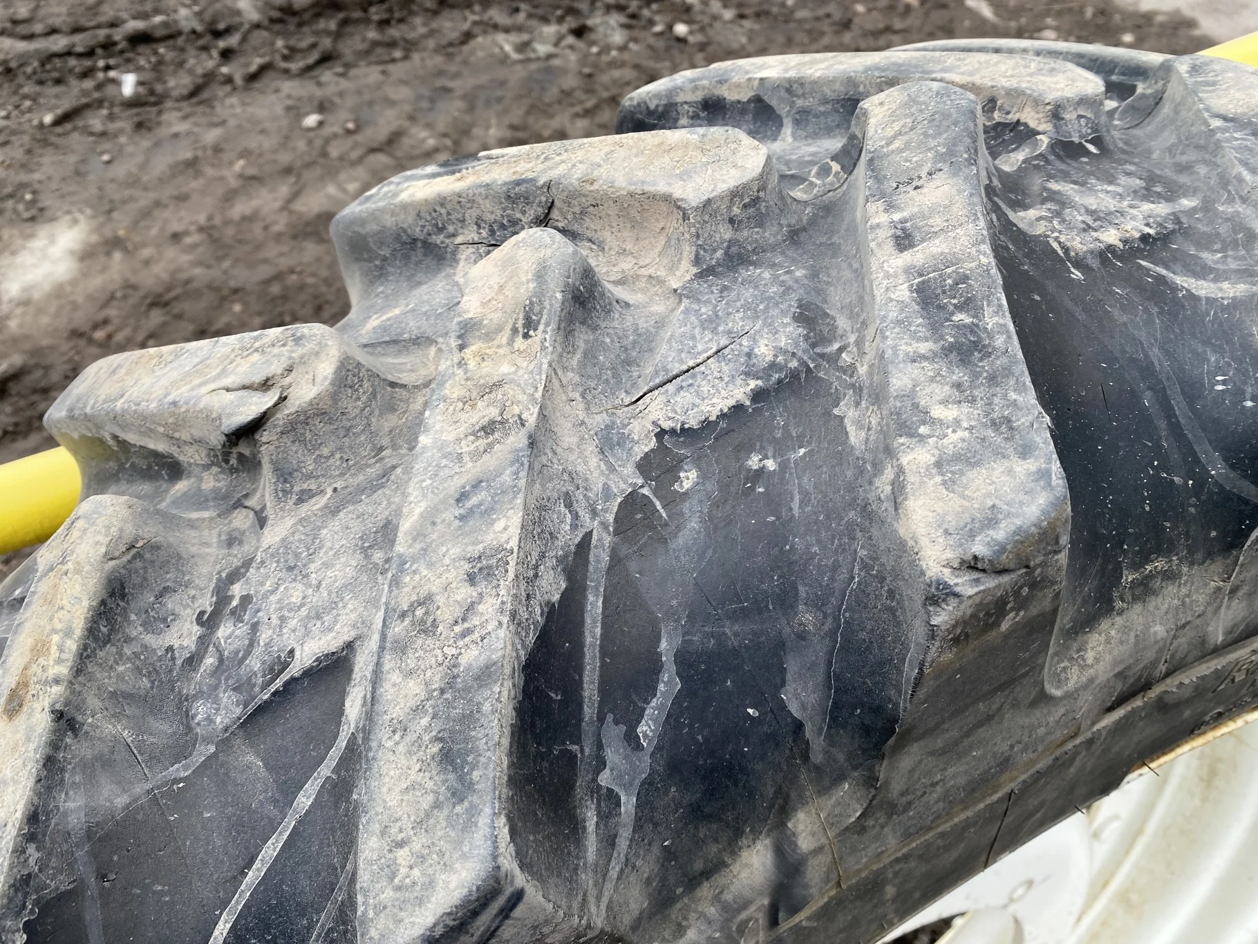 Used 70% 320/85R38 Michelin AgriBib Row Crop R-1W (143A8/143B) TL on a 10 x 38 New Holland White Waf image 5