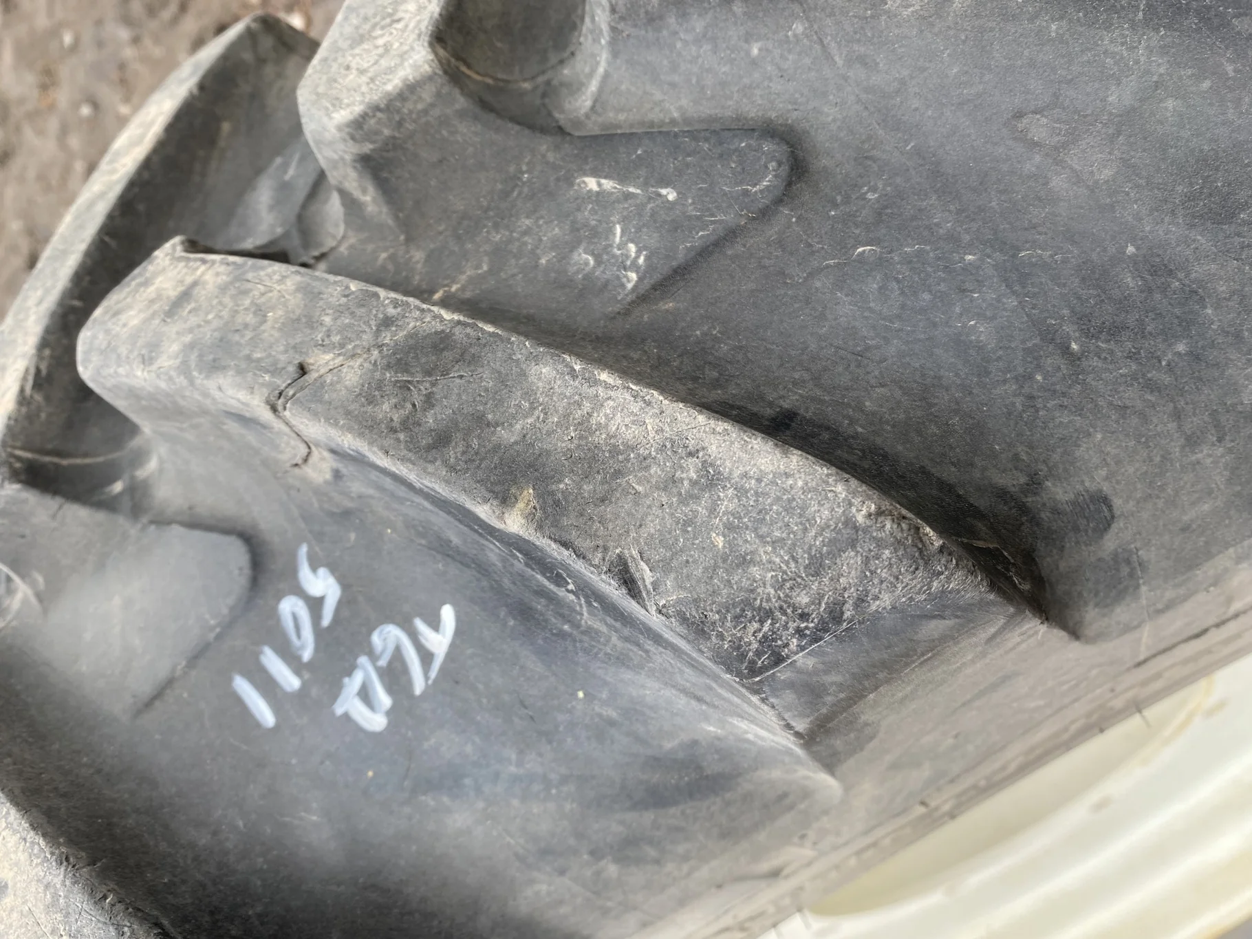 Used 70% 320/85R38 Michelin AgriBib Row Crop R-1W (143A8/143B) TL on a 10 x 38 New Holland White Waf image 9