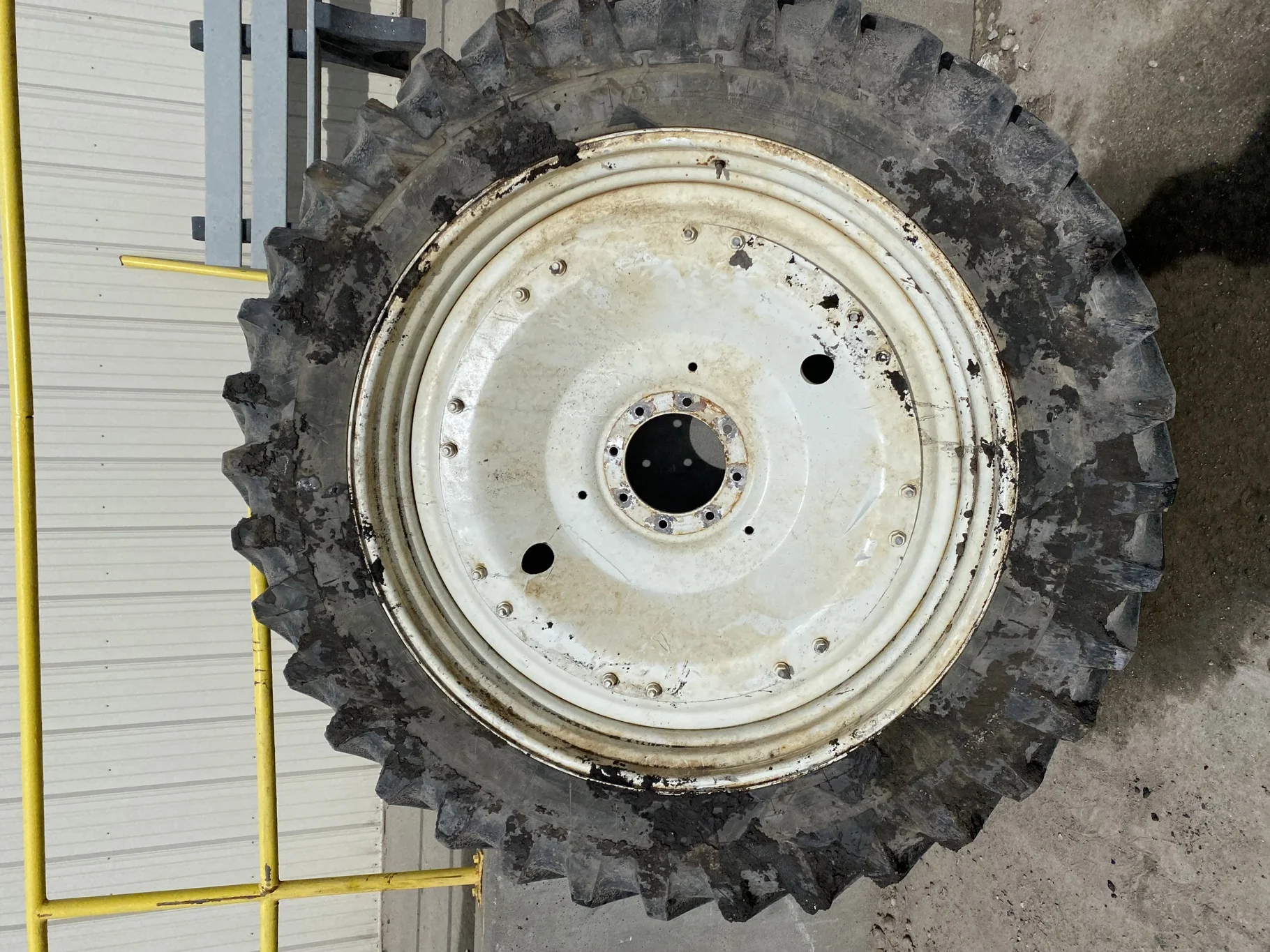 Used 75% 380/90R50 Michelin Agribib Row Crop R-1W (151A8/151B) TL on a 12 x 50 NH White GKN S image 2