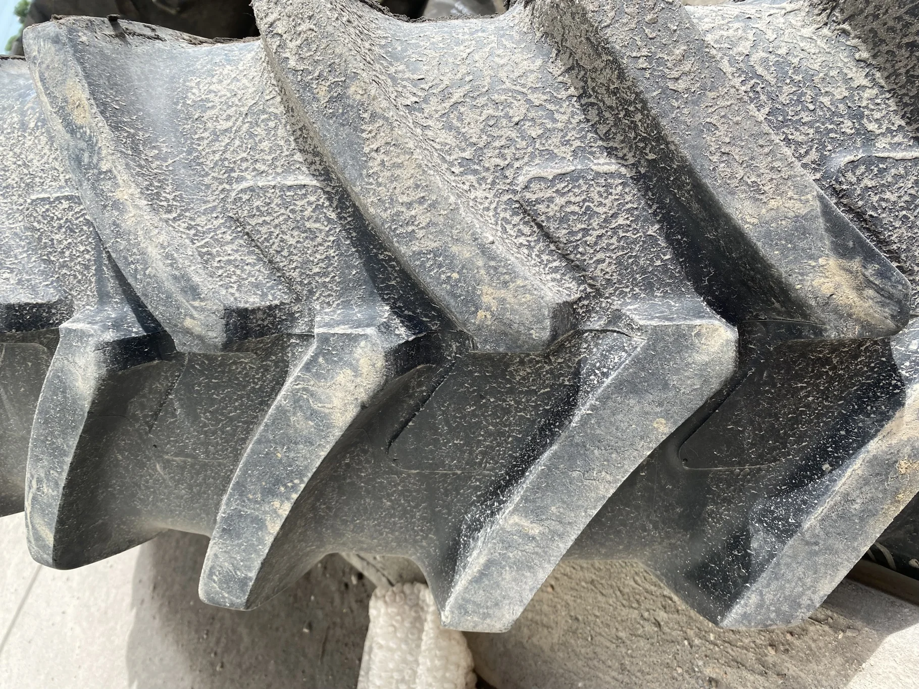 Used 75% 380/90R50 Michelin Agribib Row Crop R-1W (151A8/151B) TL on a 12 x 50 NH White GKN S image 4