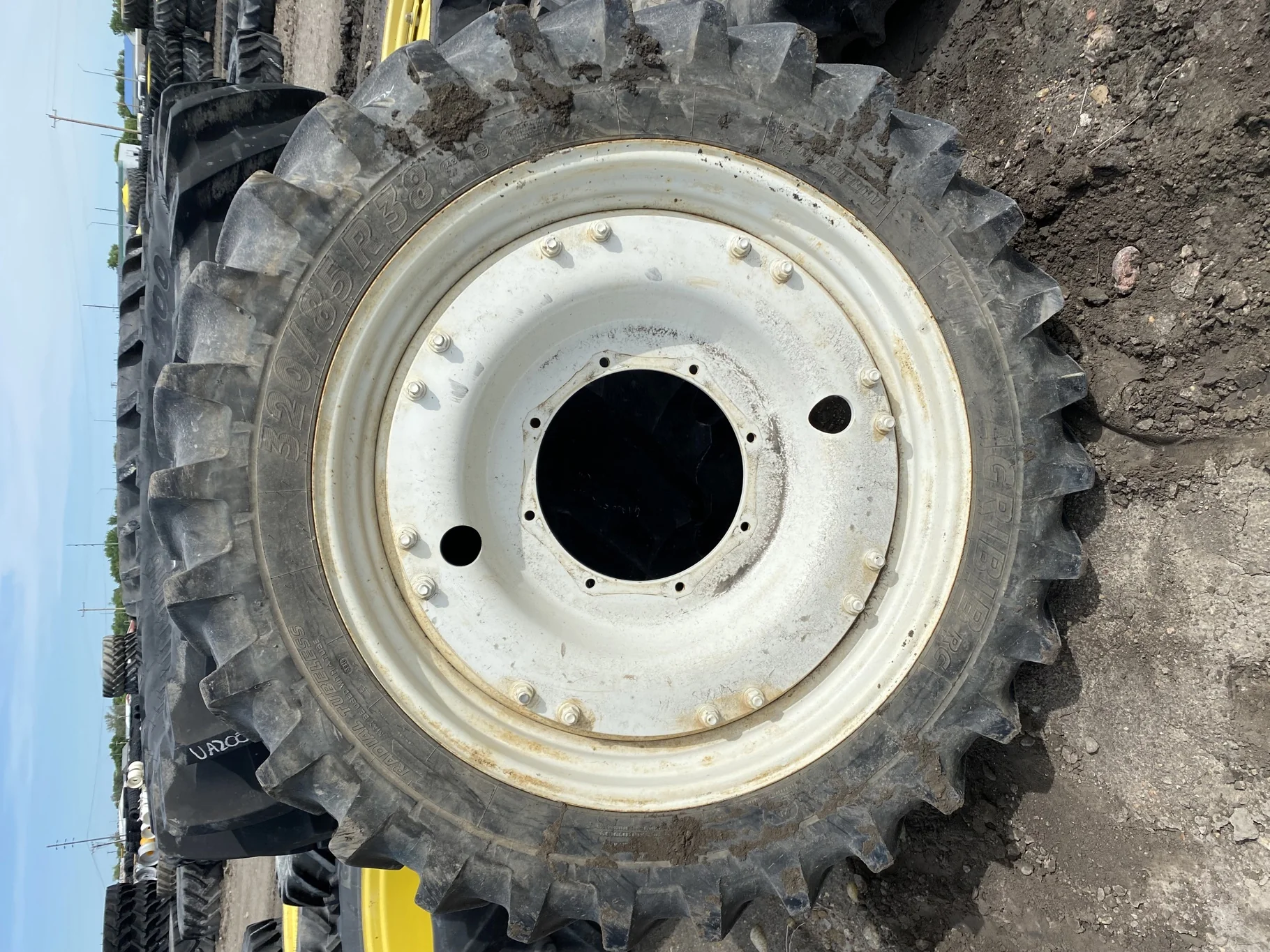 Used 52% 320/85R38 Michelin AgriBib Row Crop R-1W (143A8/143B) TL on a 10 x 38 New Holland White Wa image 2